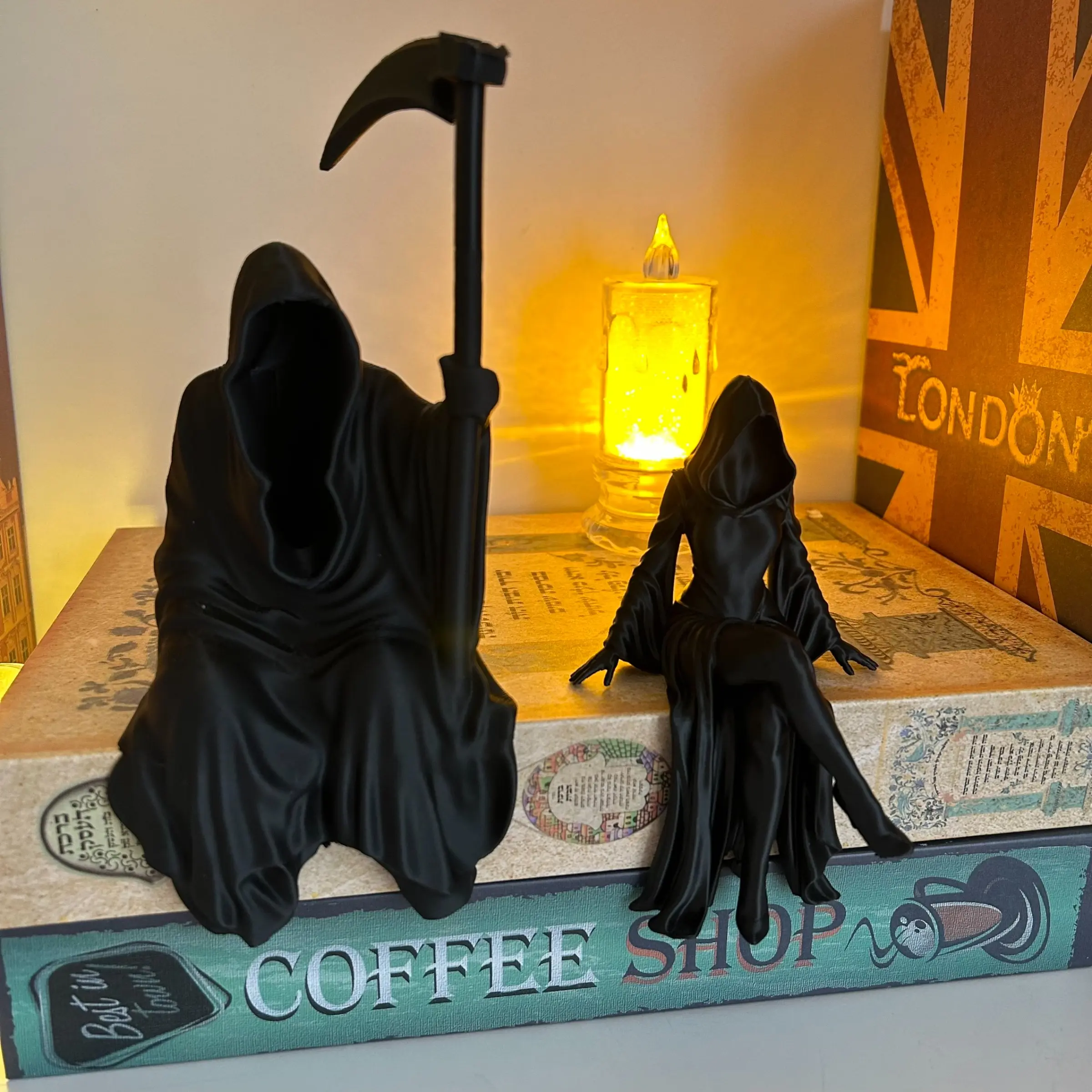 Grim Reaper Couple Figurine Death Lovers Statue Gothic Halloween Decoration Skeleton Couple Sculpture Dark Fantasy Bookshelf Decor Haunted House Tabletop Ornament Unique Holiday Collectible Gift