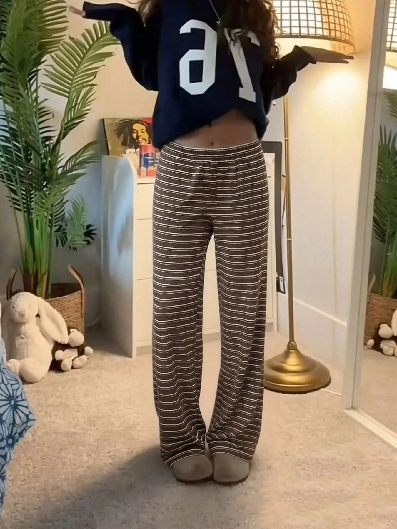 Women's Retro Vintage Brown and White Striped Wide-Leg Floor-Length Trousers, Elastic Waist Loose Straight Leg Casual Sweatpants, Suitable for Women's Loungewear, Pajamas, and Everyday Street Style.