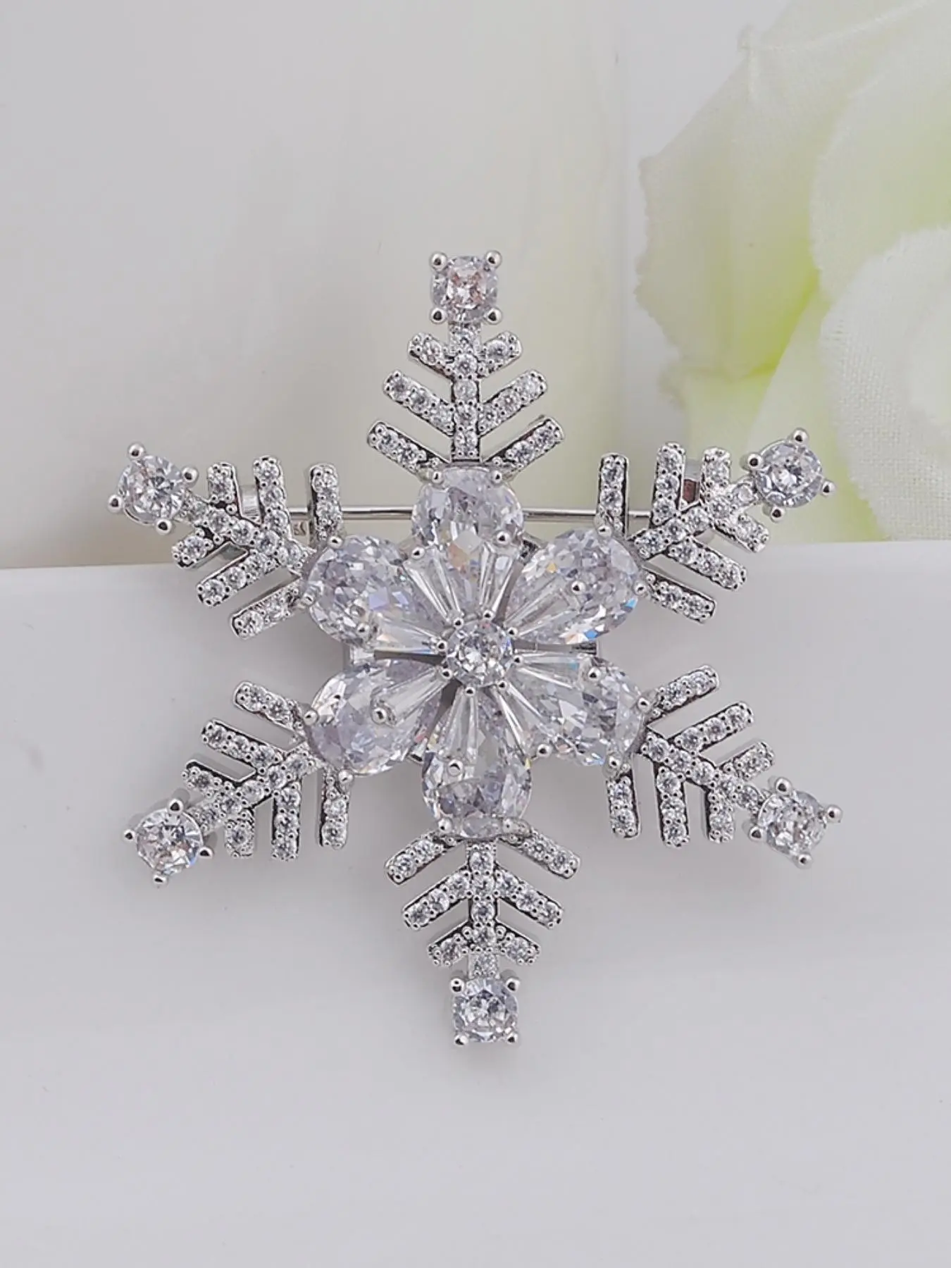 Zircon Christmas Snowflake Flower Brooch, Festive Holiday Accessory, Elegant Winter Jewelry, Perfect Gift for Friends and Family