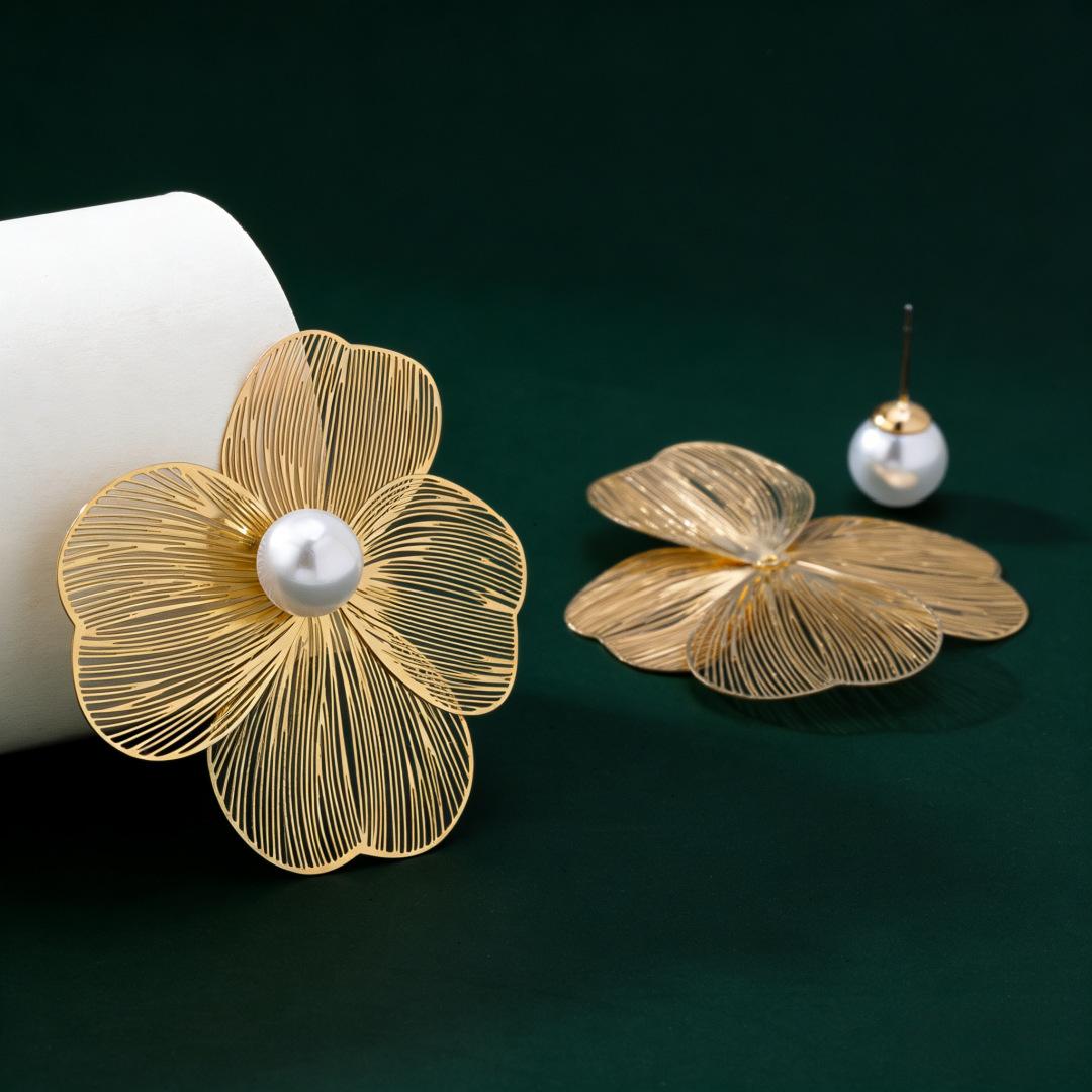 European and American cross-border high-end metal hollow flower pearl earrings, elegant vintage exquisite high-end earrings
