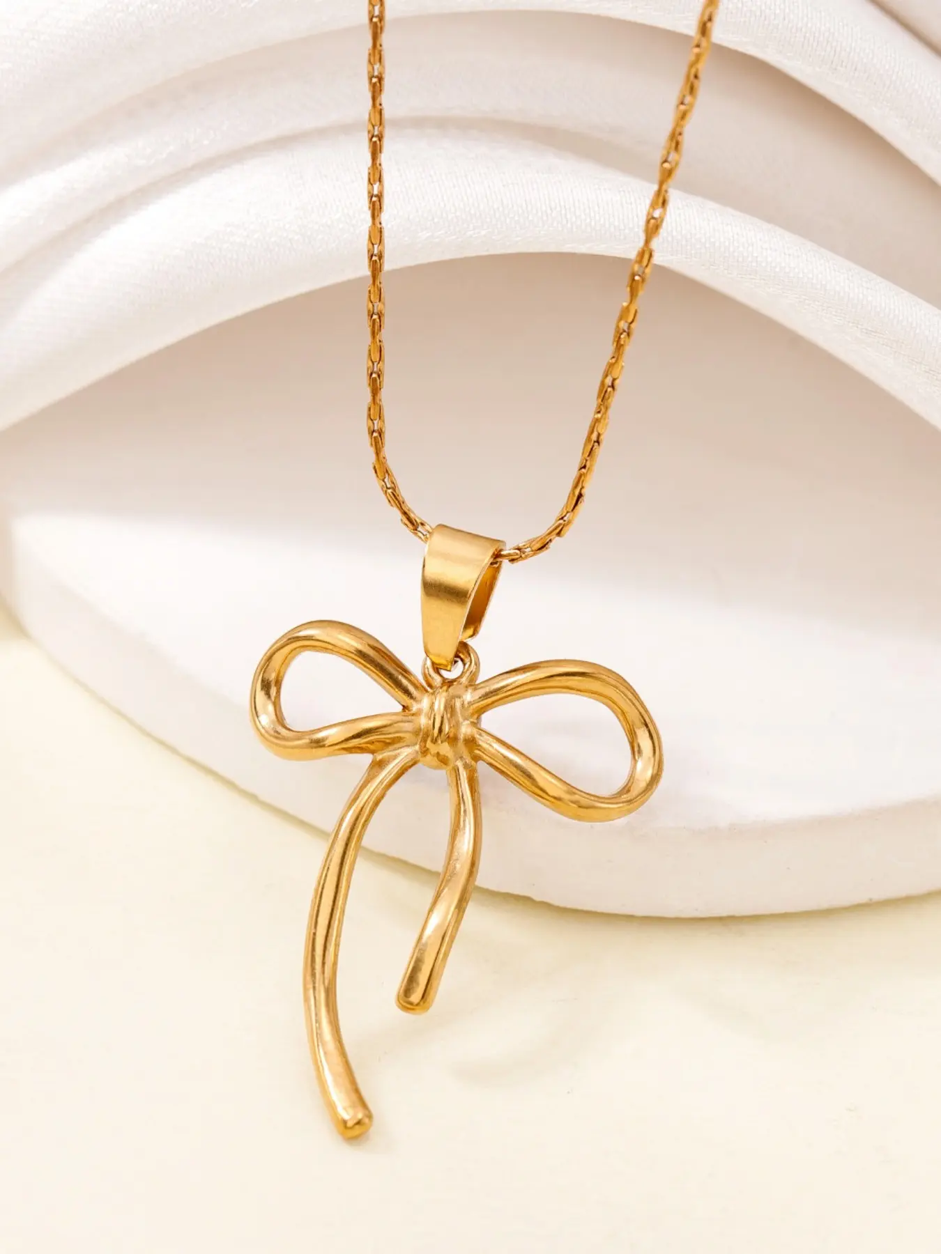 1 piece of French-style high-end stainless steel hollow line bow pendant necklace, a fashionable and versatile collarbone chain that does not fade, suitable for wearing on occasions such as daily commuting, travel, and parties.