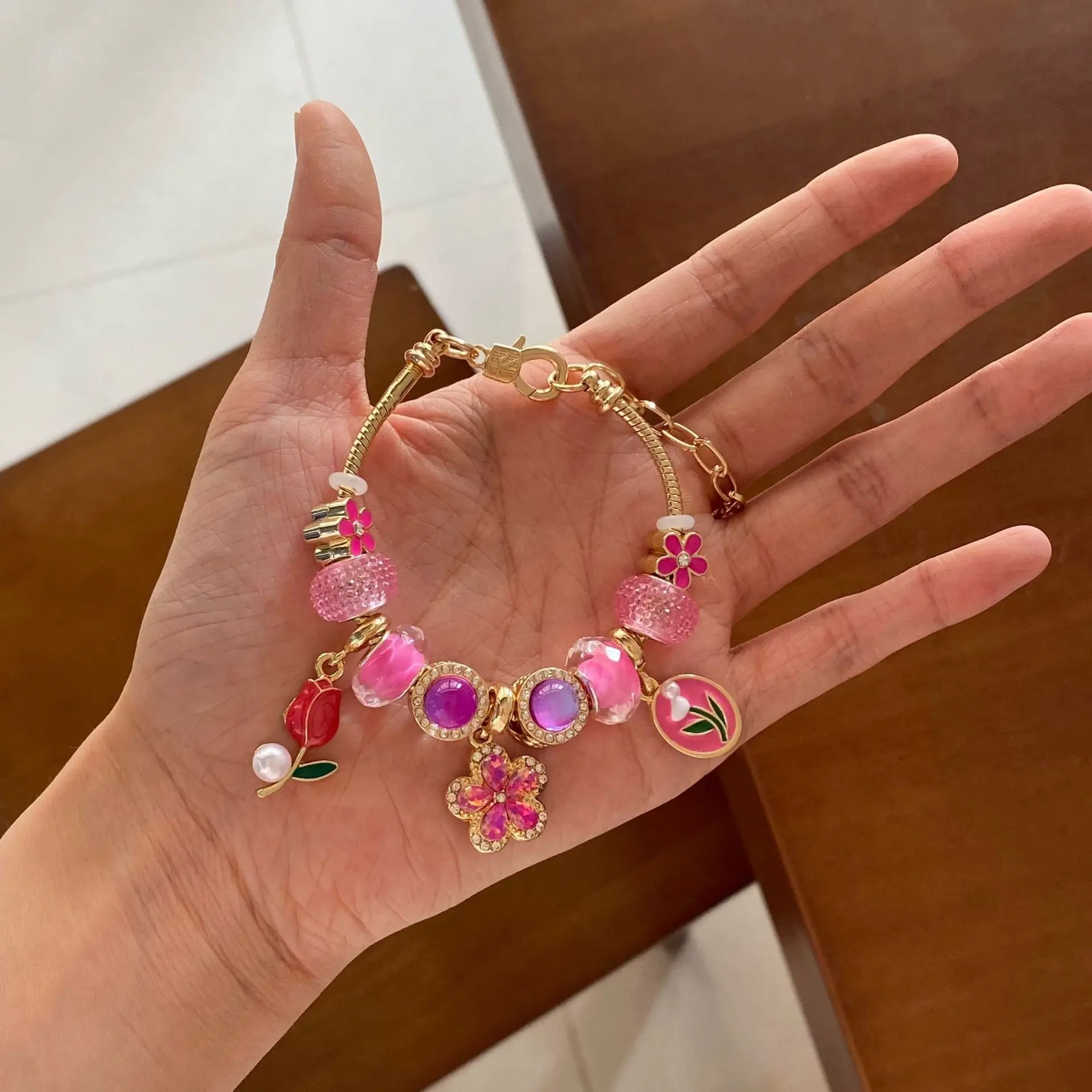 Trendy Tulip Beaded Bracelet for Women, Rhinestone Flower Pendant Jewelry, Elegant Floral Design Accessory, Perfect Gift Idea