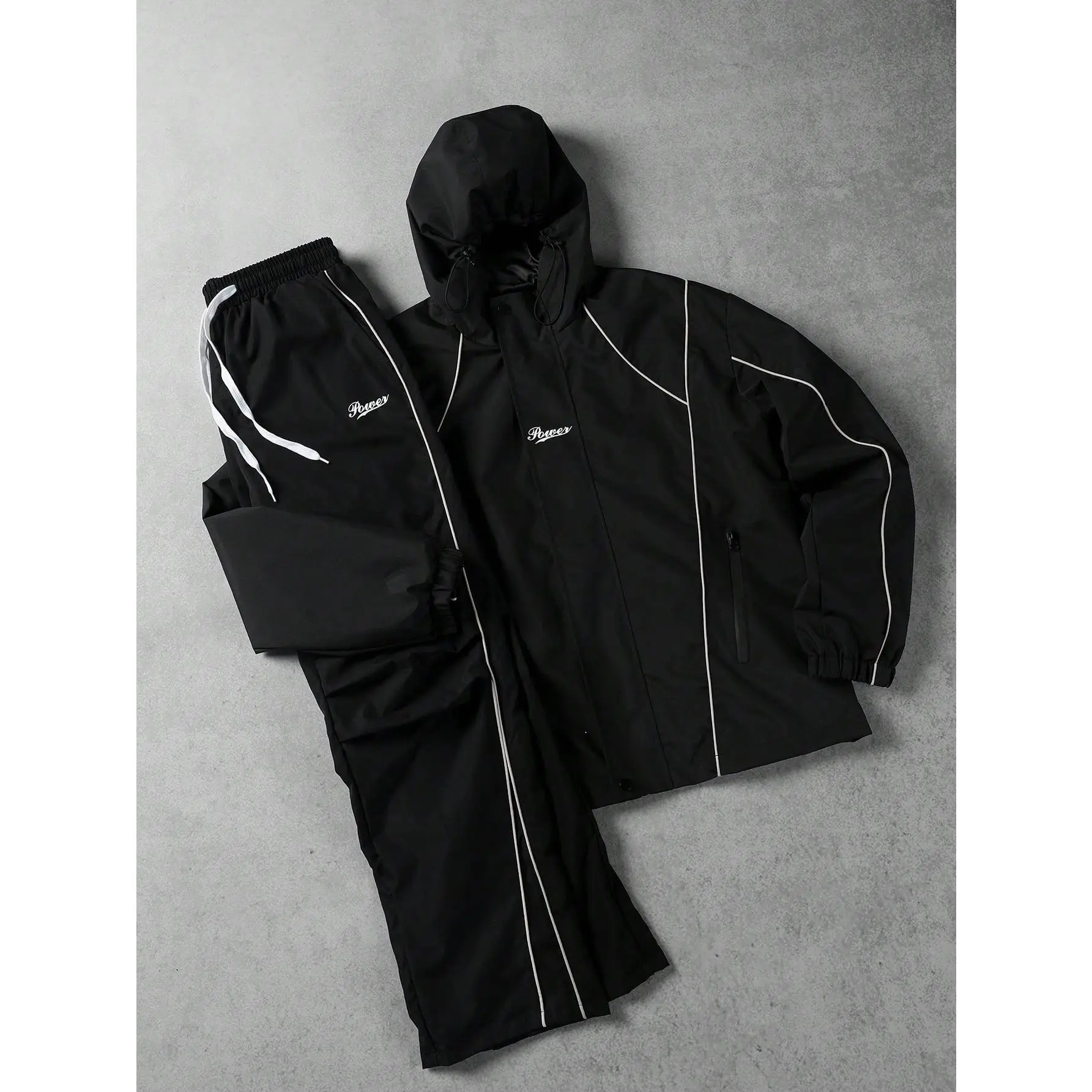 Mensfashion hooded tracksuit set features sleek piping detail, zip‑up jacket paired with drawstring trousers, lightweight fabric for street style, sports and casual daily outfits for modern men.