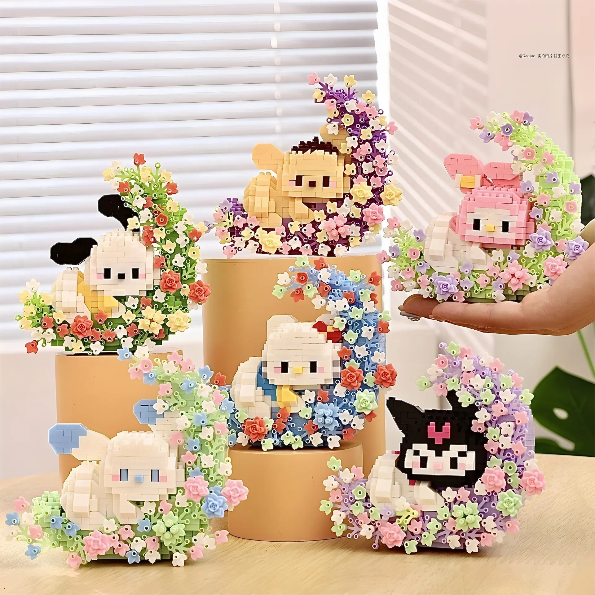500+ Pieces Micro Block Puzzle - Cute White Dog in Flower Garden DIY 3D Building Set for Kids, Stress Relief Creative Gift Home Decor Miniature Figurine, Easy Assembly Colorful