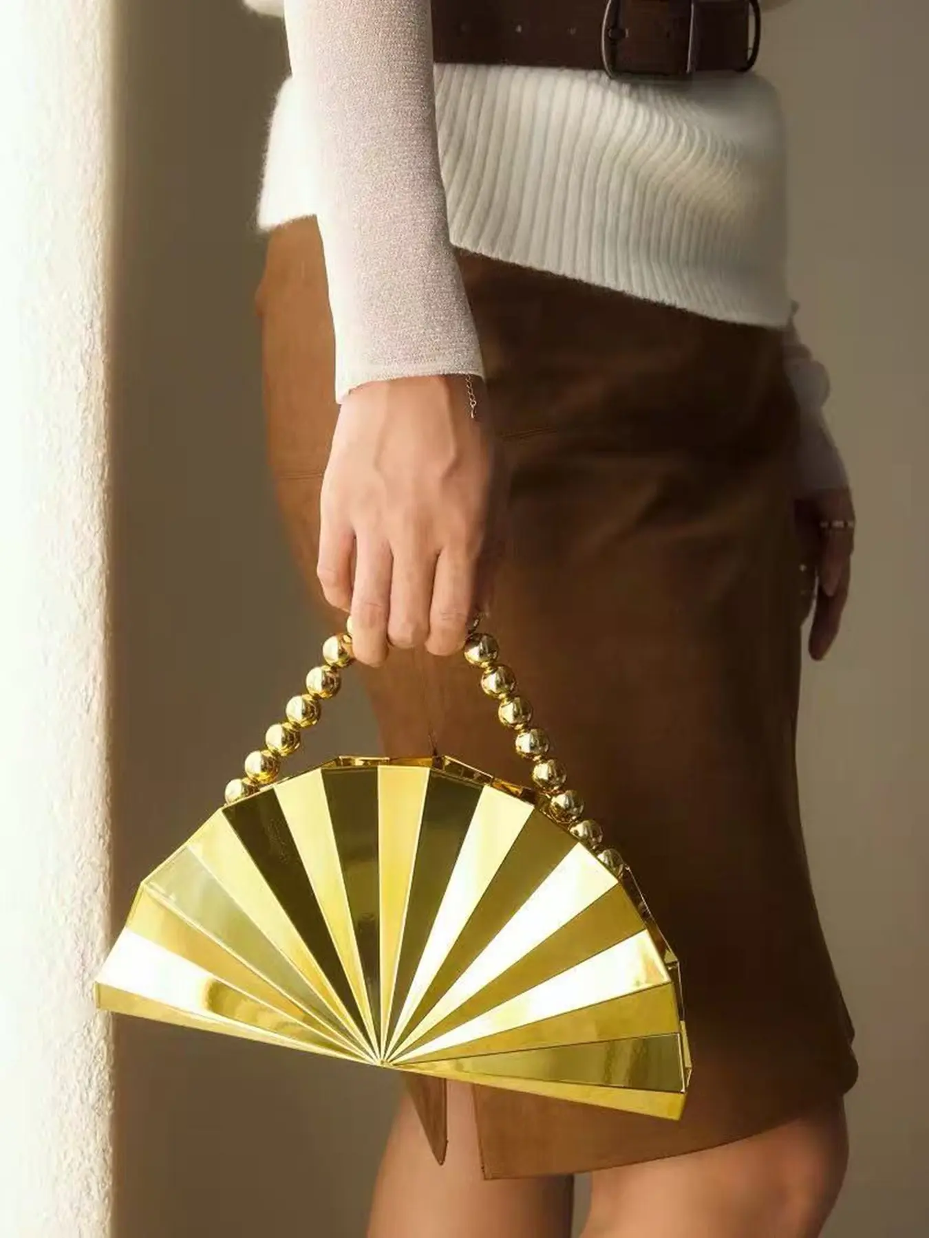 A light luxury, niche folding fan-shaped clutch, with a beaded handle chain, gold and silver tones, unique design with a high-end feel, perfect for daily wear, evening parties, weddings, or matching with dresses for photos; a stylish crossbody bag.