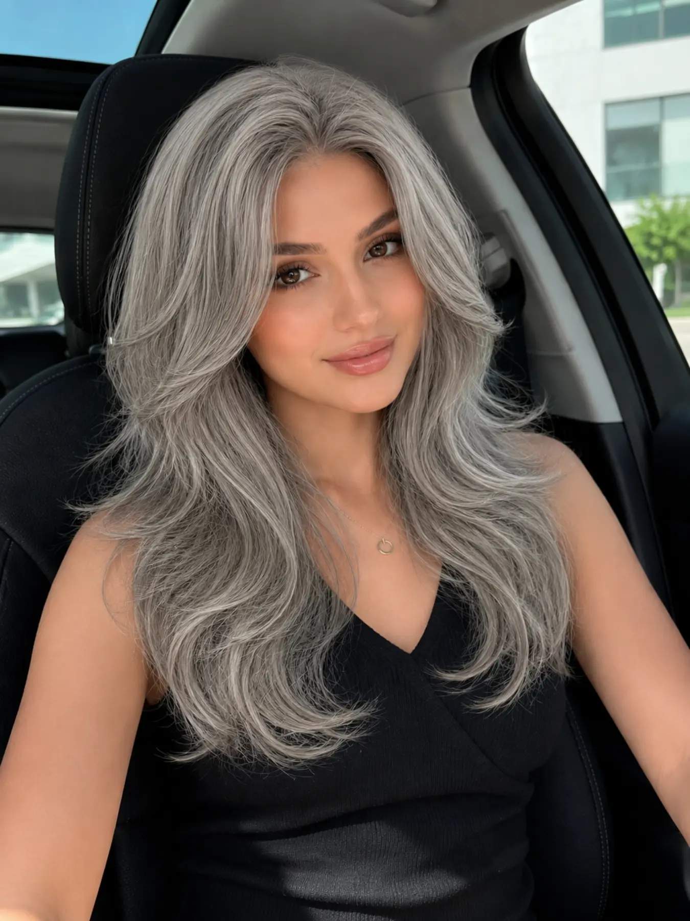 22-Inch Gray Layered Loose Wave Wig, Heat-Resistant Synthetic Fiber, Designed for Women, Ideal for Daily Wear and Roleplay.