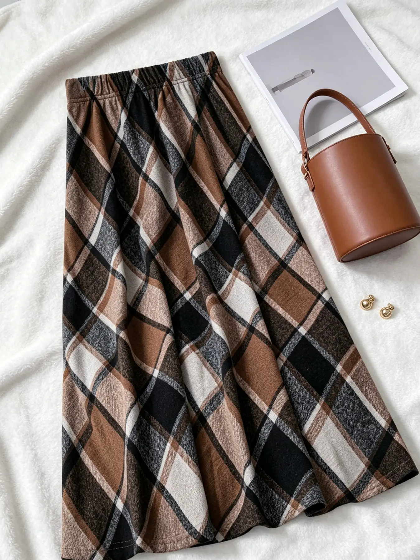 A women's fashionable vintage plaid checkered skirt with a high waist, elastic waistband, and a hip-covering design that makes the legs appear slimmer. It's suitable for autumn and winter, traveling, outdoor activities, shopping, and casual home wear.