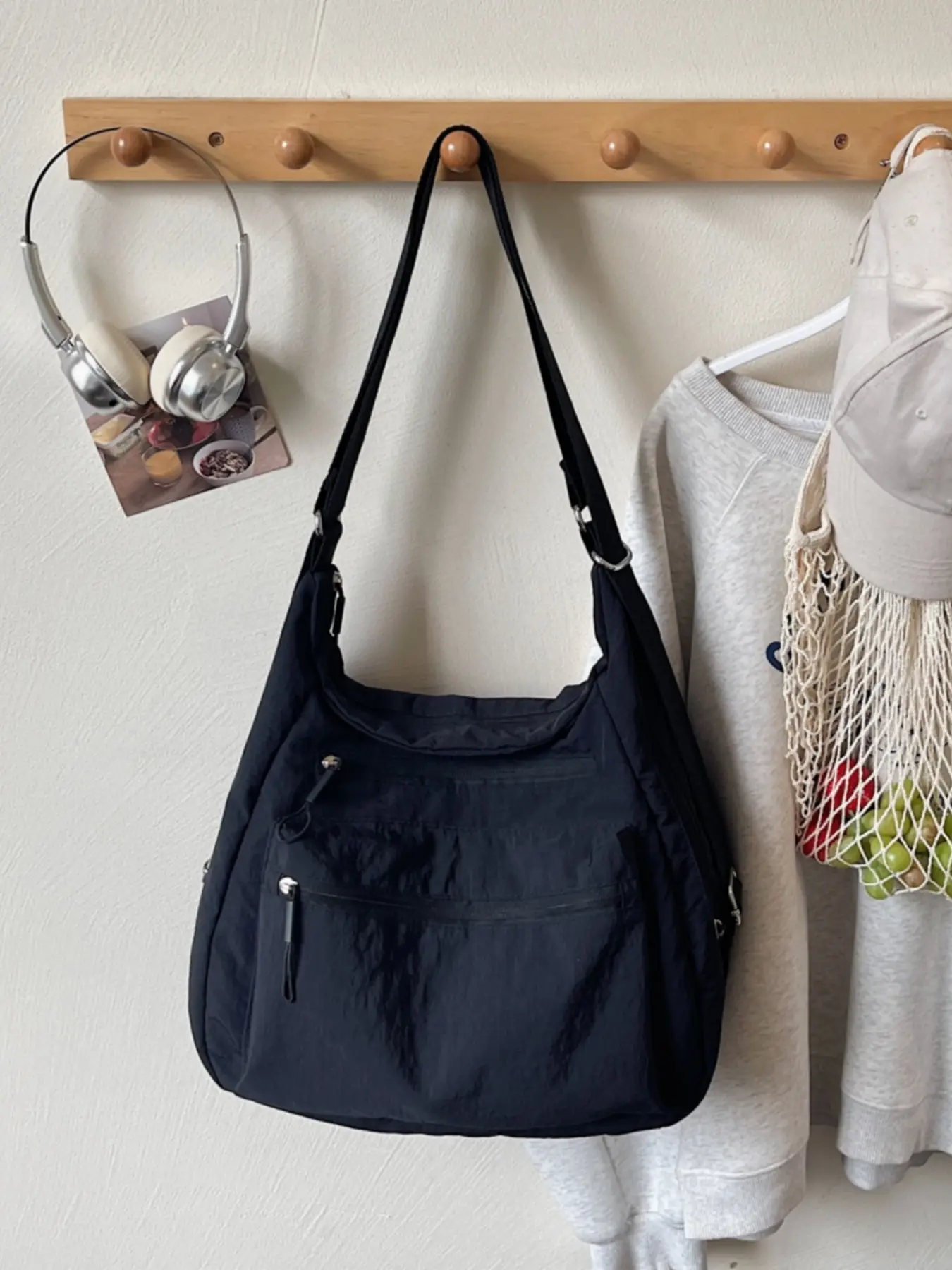Korean-style fashion crossbody bag, lightweight and minimalist, small and niche, daily commute, large capacity tote bag, multiple ways to wear, adjustable shoulder strap, single-shoulder or backpack.