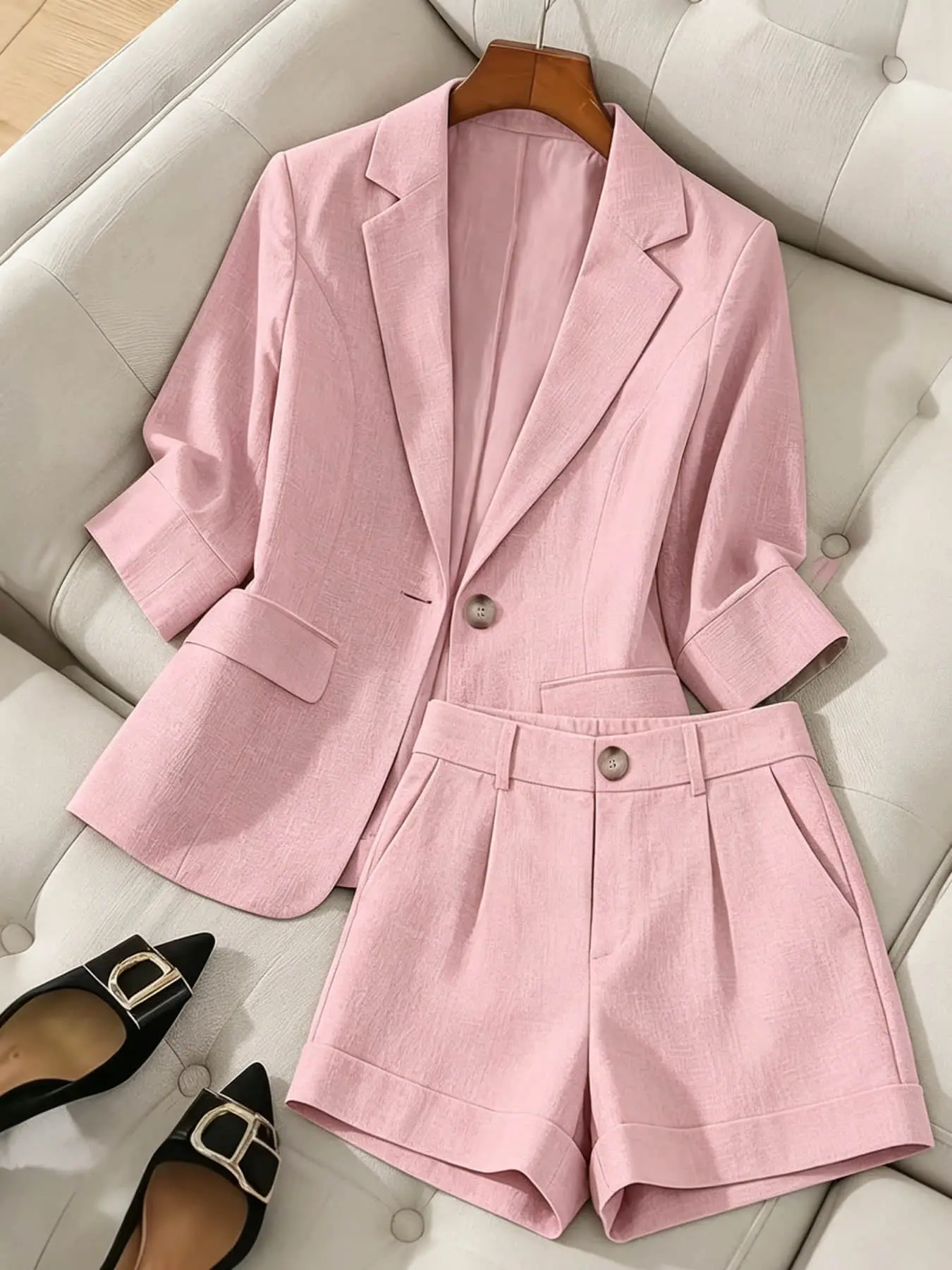 Two piece fashionable, Casual and luxurious women's lapel single button suit top+rolled edge suit shorts suitable for summer work, commuting, weekends, exploring stores, viewing exhibitions, clocking in suit set