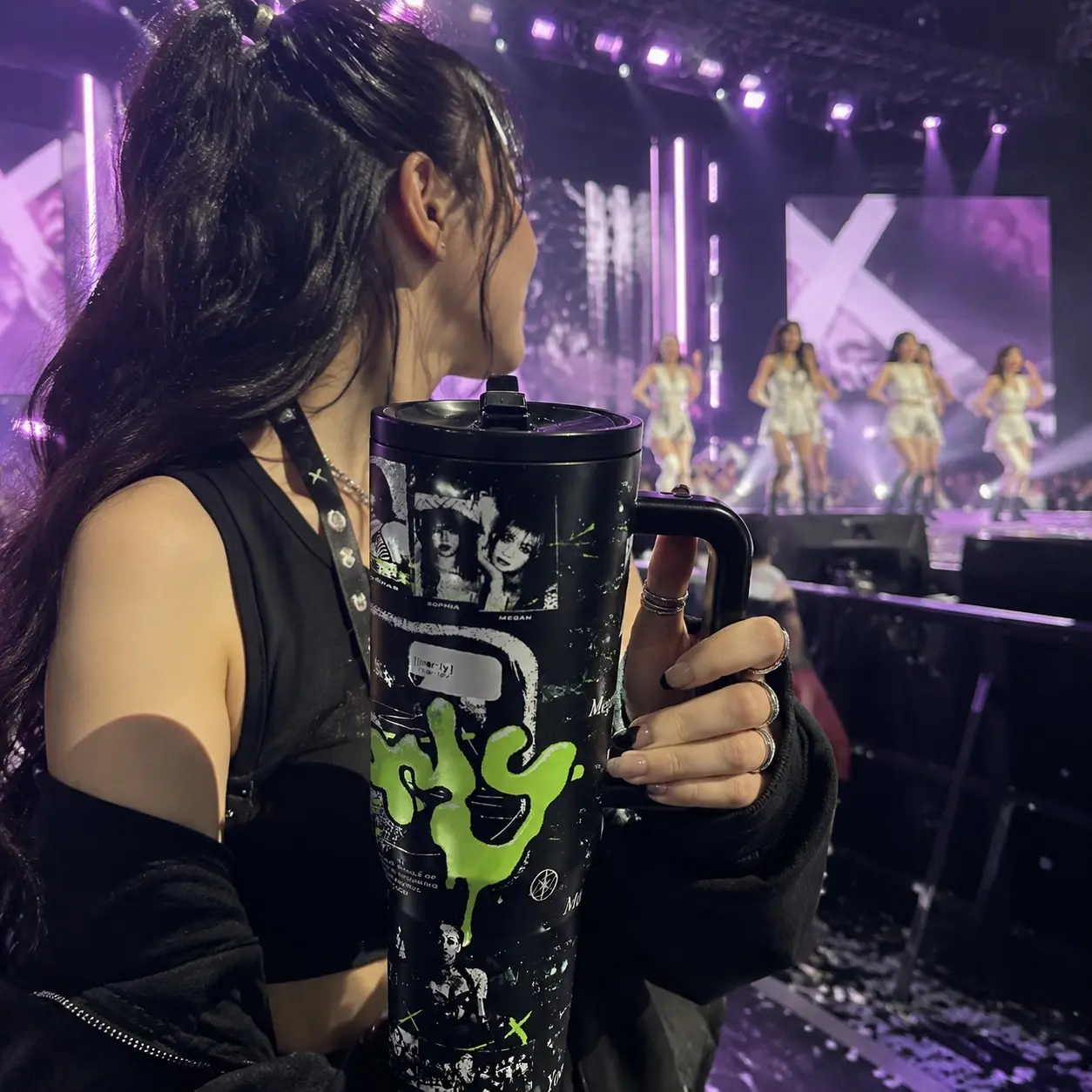 1 Pc 40oz Katseye  Kpop Inspired Tumbler with Handle, Aesthetic Music Fan Travel Mug, Double Wall Vacuum Insulated Stainless Steel Cup, Leakproof Lid, Keeps Drinks Cold 24H & Hot 12H, Concert Essential, Reusable Coffee Cup for Fans, Daily Use & Gift