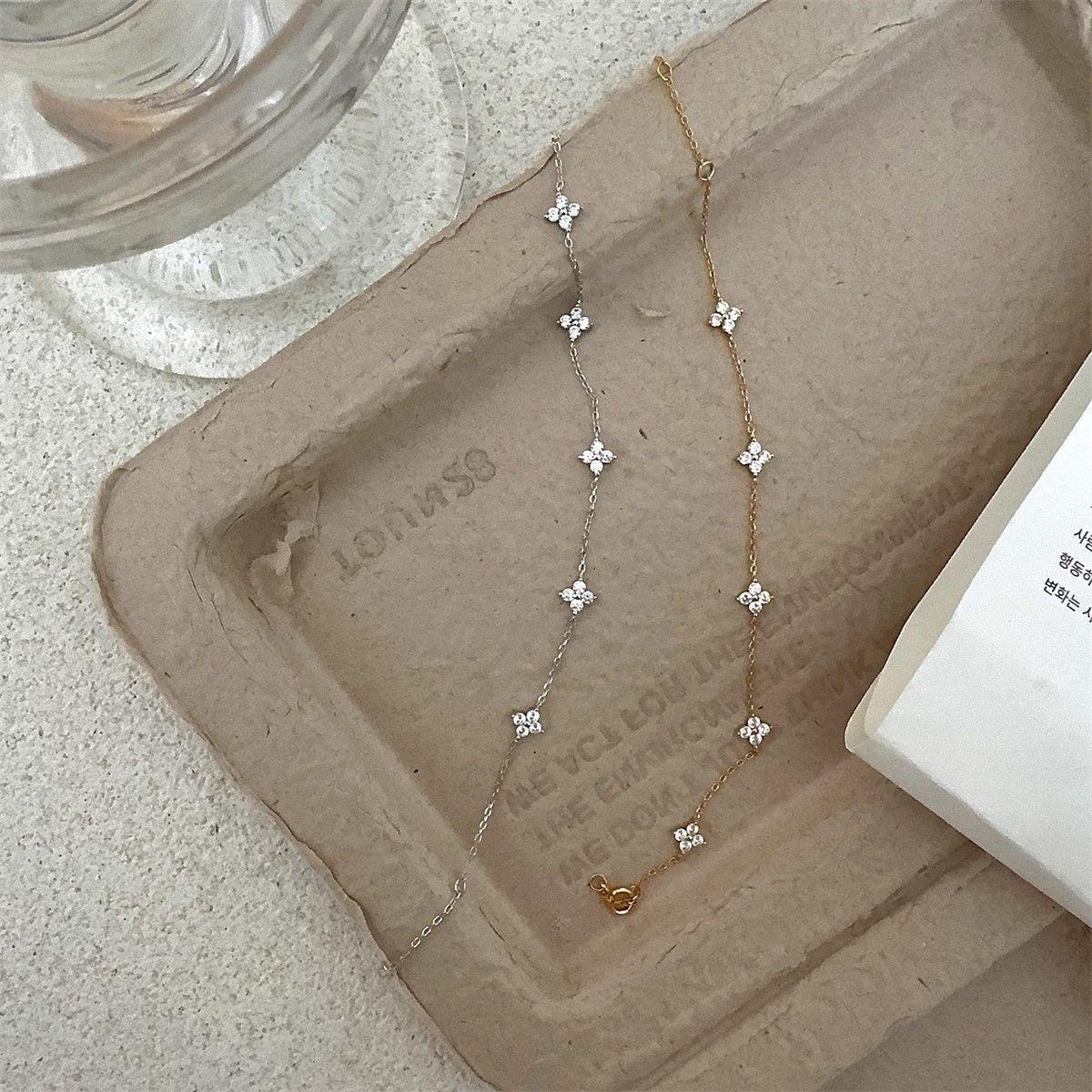 Gold-colored five-petal four-leaf flower design cubic zirconia bracelet, elegant women's jewelry, a perfect gift for special occasions