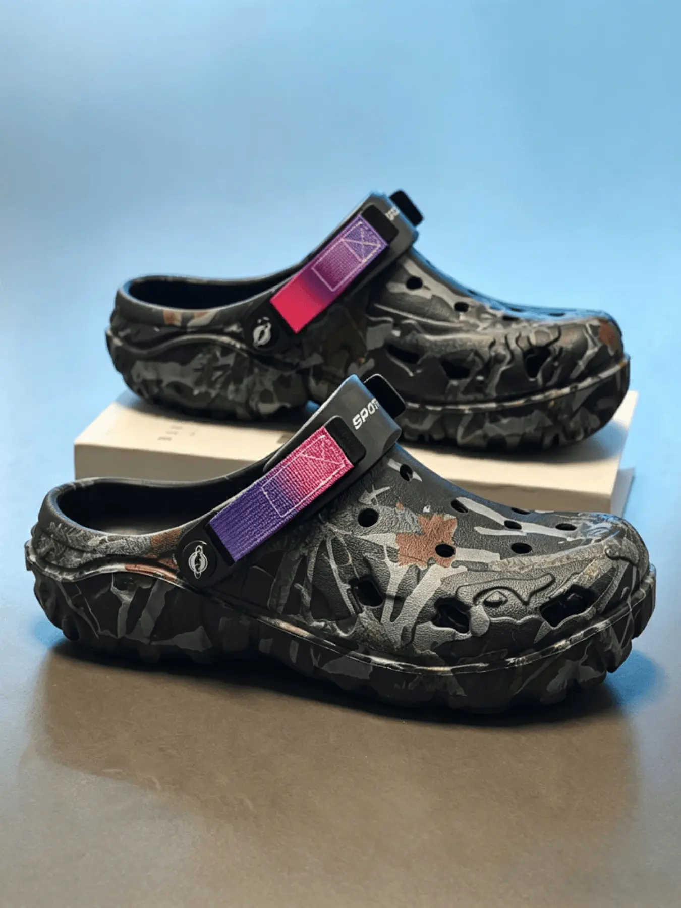 1 Pair Men Vintage Jungle Camo Height Boost Dual Wear Clogs, Fashionable Trendy Clogs, Outdoor Street Trend Style Rugged 3D Off-road Platform Webbing Decor Lightweight Soft All-day Comfort Washable Stain-proof Upper Wide Round Toe For Light Hike