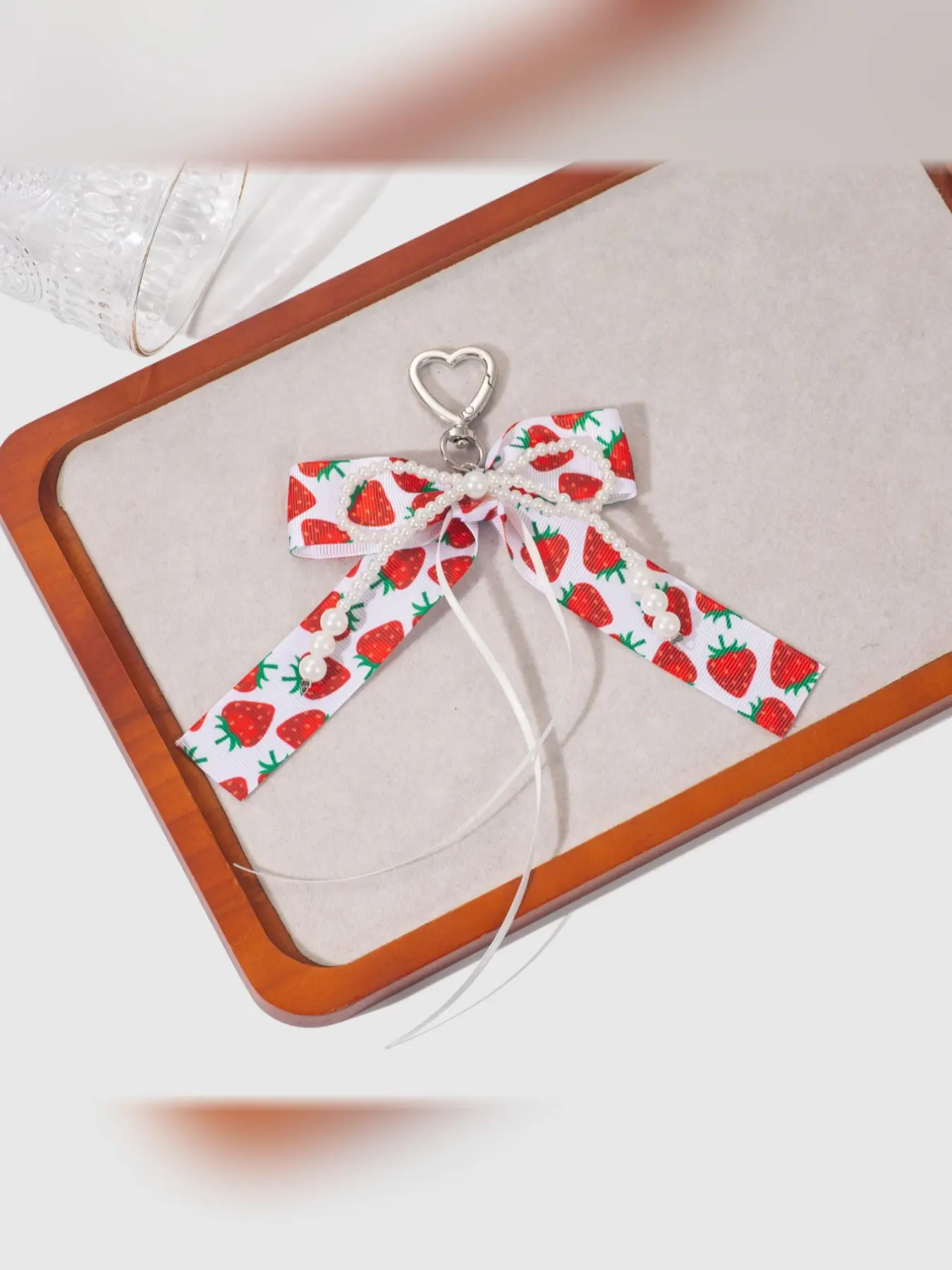 Sweet Elegant Fashionable Bag Charm, Imitation Pearl Bead Strawberry Ribbon Bow Keychain, Suitable for College Style, Sweet Cool Style, Painful Style Decorations