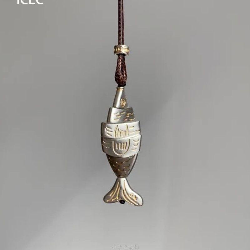 A vintage vinage cold style small fish pendant necklace with a niche design and exquisite long autumn and winter sweater chain