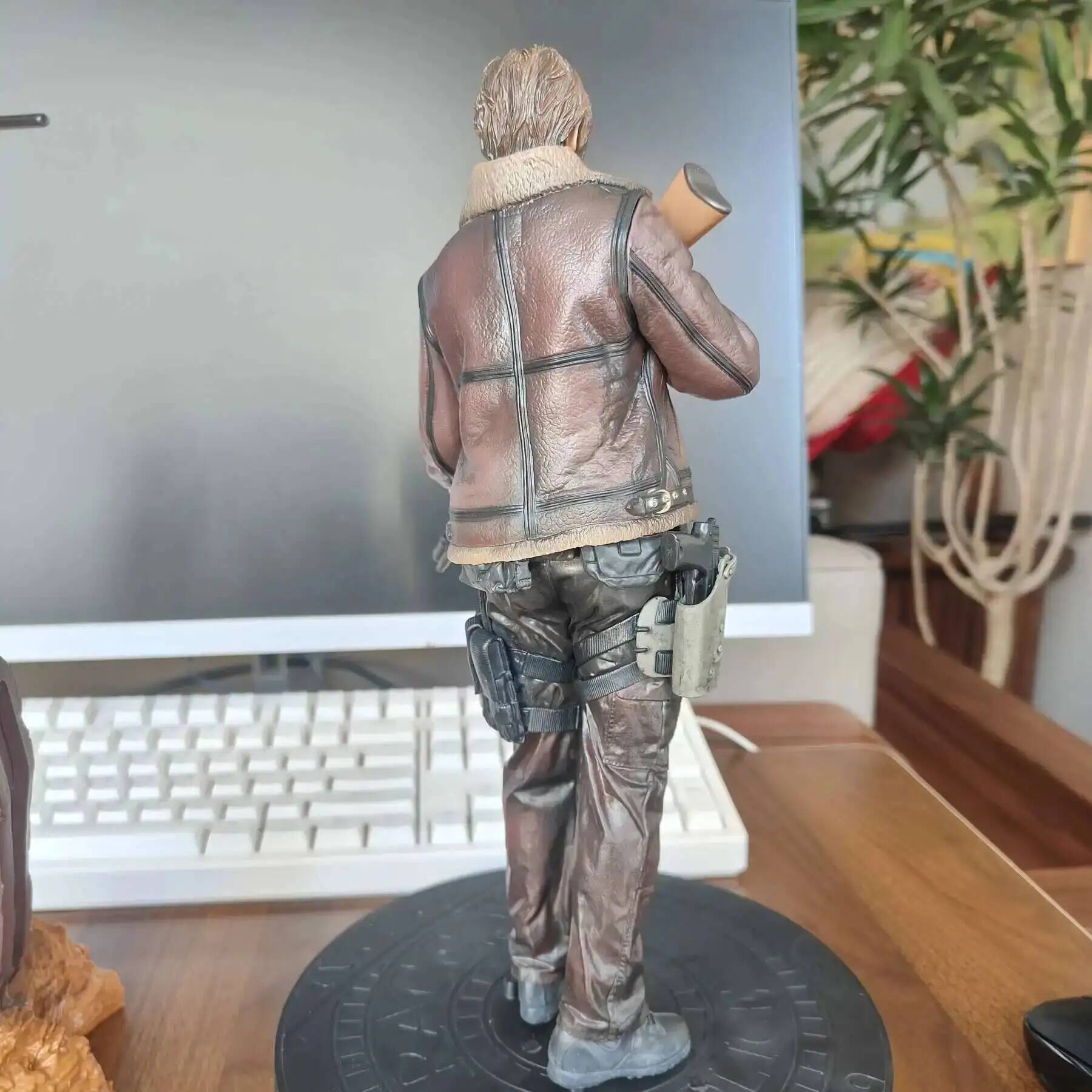 33cm Evil Leon S. Resident Kennedy GK PVC Action Figure Biohazard Game Leon Anime Figure Statue Model Toys Collection Doll Gift