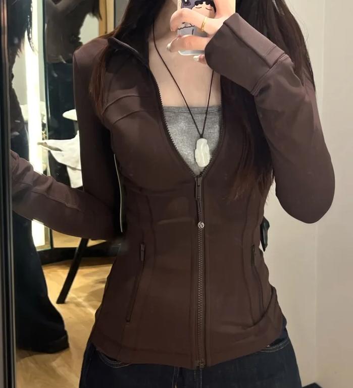 LULU  new summer stand-collar jacket features lightweight, quick-drying fabric that flatters the figure. This sporty, stretchy jacket boasts a slim-fit silhouette.