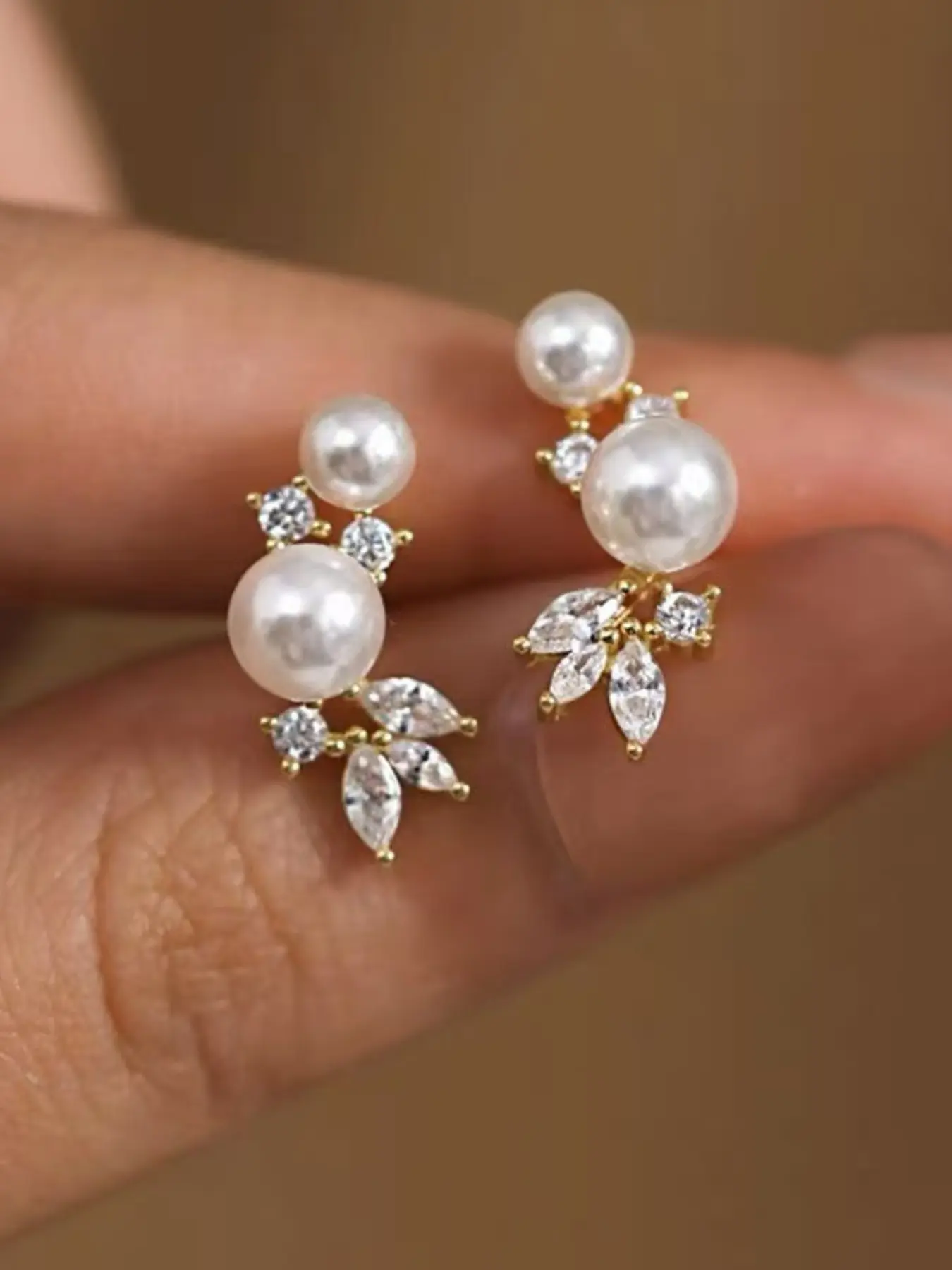 Elegant Women's Pearl-Embedded Leaf Ear Studs, Pearls Earrings, Fashionable Daily & Wedding Jewelry, Romantic Gift for Birthdays & Anniversaries