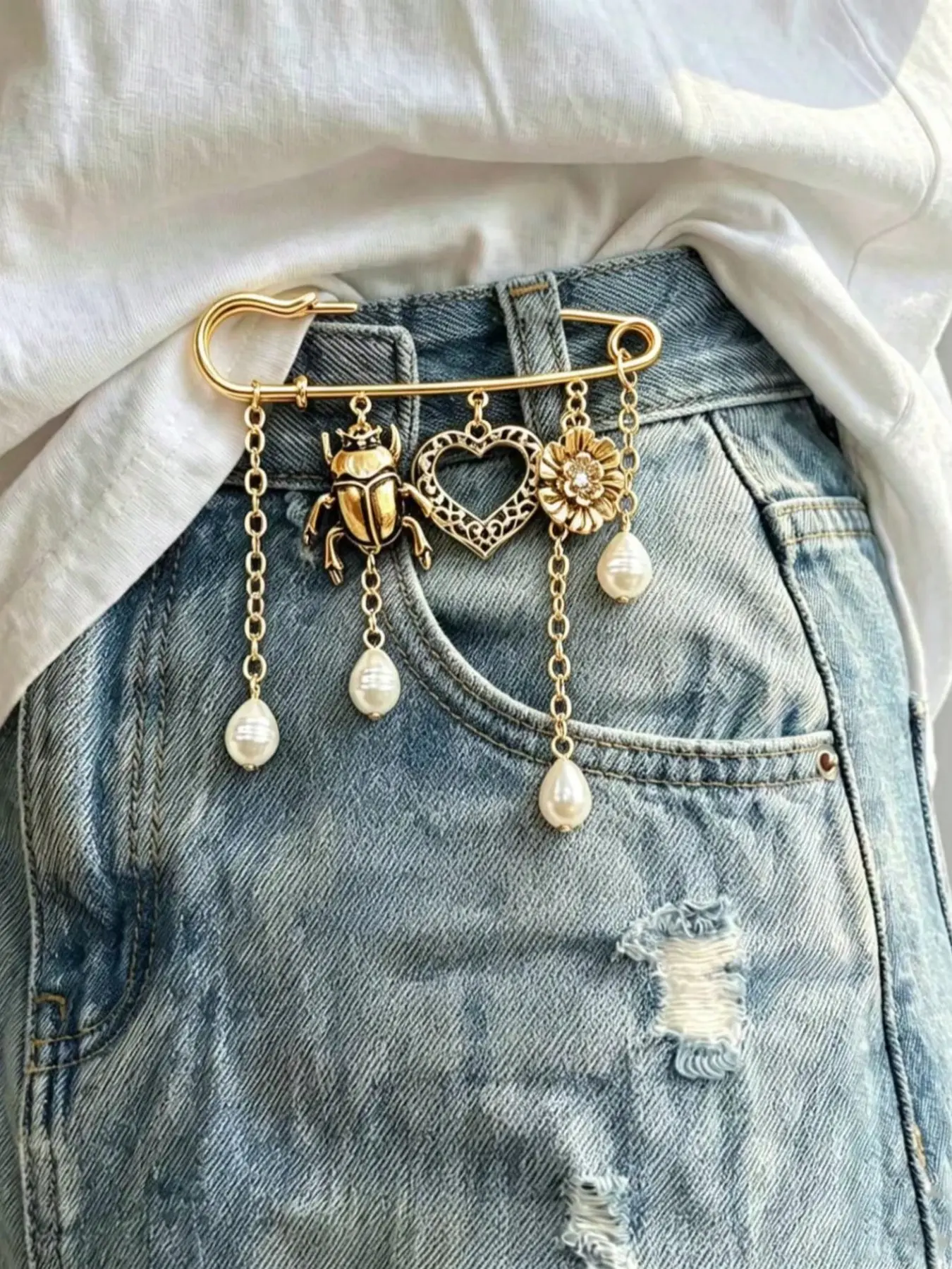 1 pc Vintage Safety Pin Brooch With Beetle, Heart-Shaped Flower And Teardrop Pearl Pendant, Gold Fashion Badge Pin, Suitable For Women's Blazer, Daily Wear, Party Gift