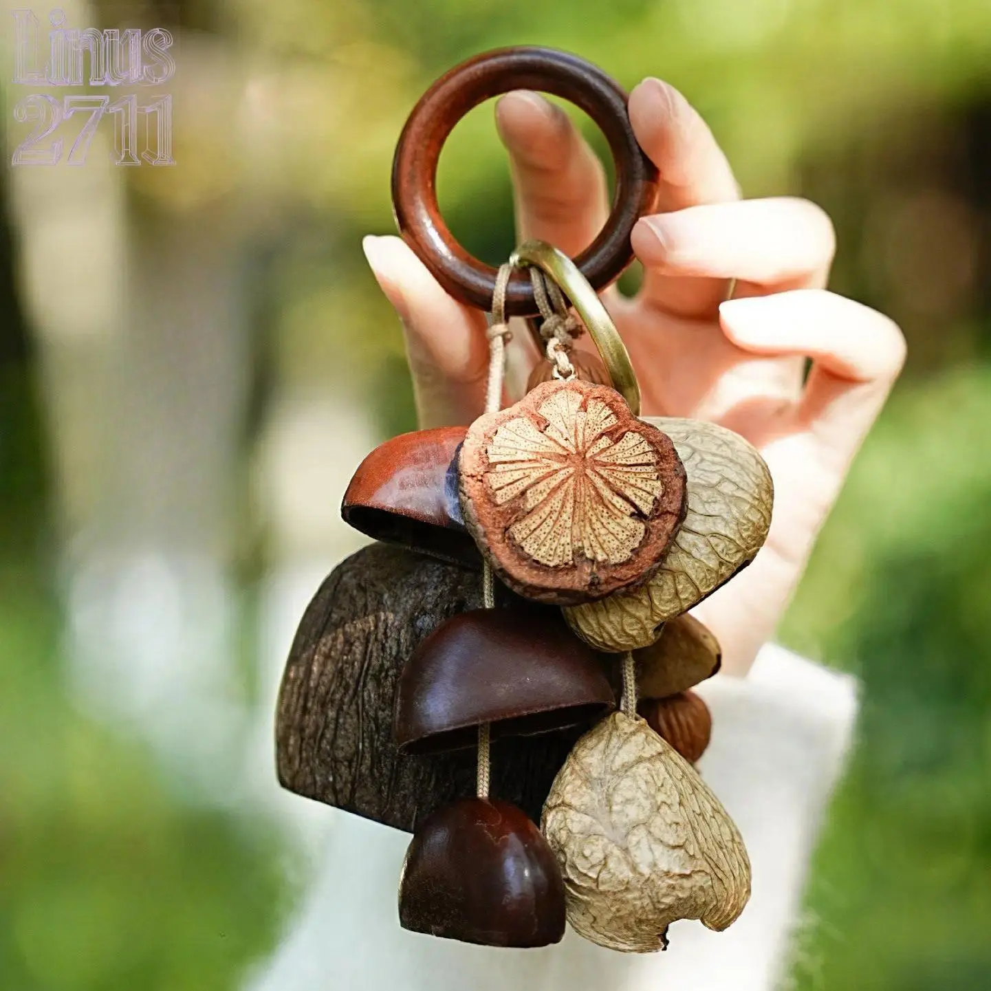 Unisex Handmade Boho Seed Pod Bell Keychain - Natural Shells Rattle Pendant with Wooden Ring, Rustic Look Bag Charm, Lightweight Decorative Accessory for Speed Badminton & Outdoor Activity Gifting