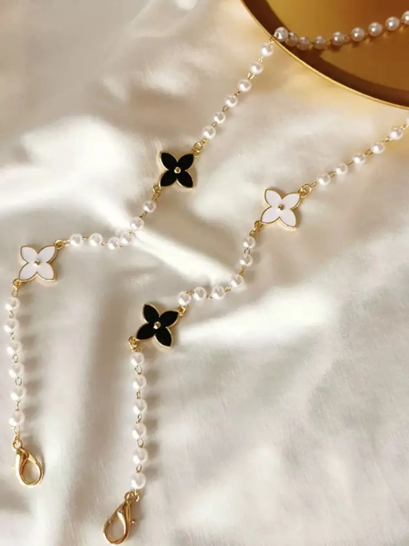 Dmk Elegant Four-Leaf Clover Beaded Eyewear Chain, Eyeglass Chain, Glasses Lanyard, Versatile Accessory for Glasses, Mask, Earphones, Sunglasses, Fashionable and Stylish