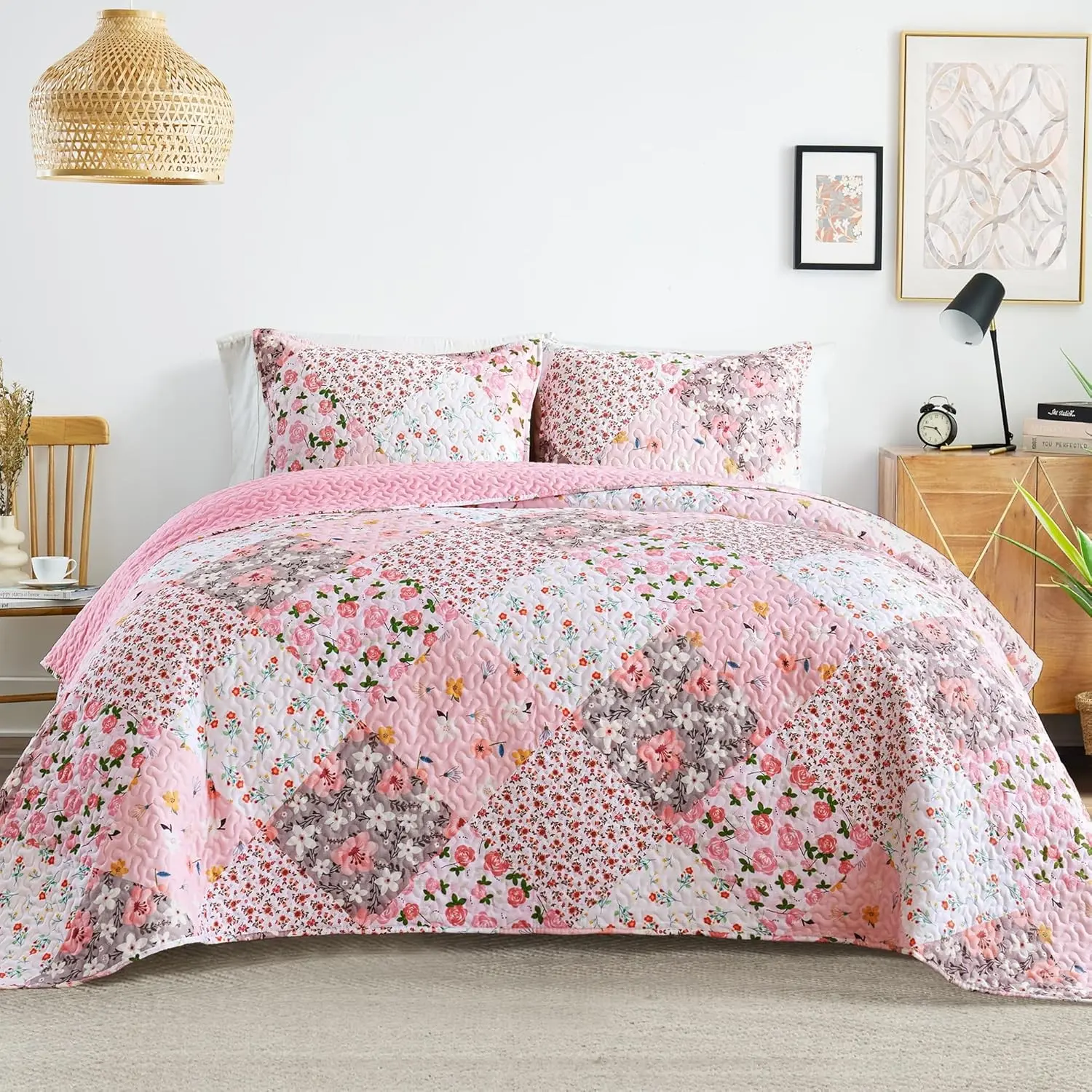 Patchwork Quilts Queen Size, Extra Soft Boho Floral Bedspreads for Bed Reversible Lightweight Full Queen Quilt Bedding Set Printed Coverlets with 2 Pillow Shams for All Seasons, Pink