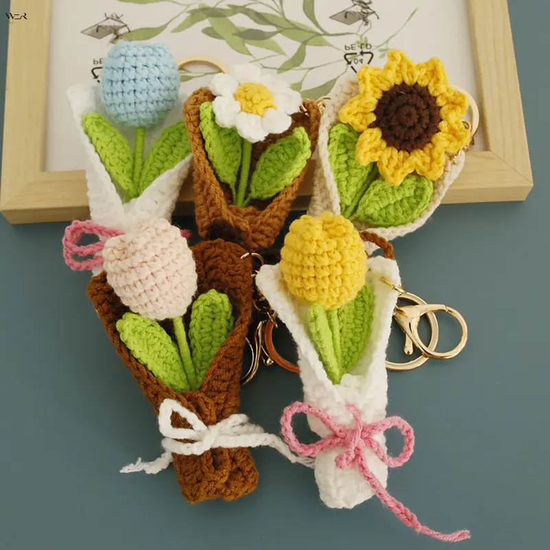 New hand-woven bouquet pendant, exquisite crochet keychain, creative handmade flower bag accessory
