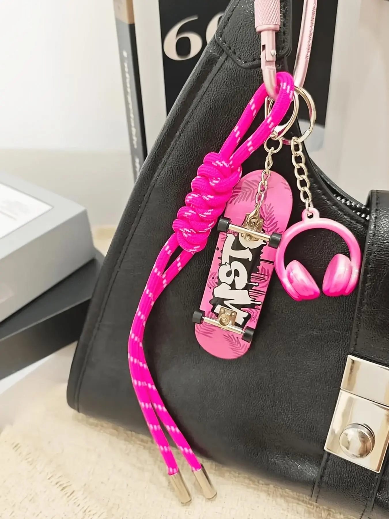 Y2K Preppy Mini Finger Skateboard Keychain With Mini Headphone Charms Braided Wrist Lanyard Carabiner, Graffiti Pattern Fingerboard Bag Pendant, Streetwear Backpack Key Ring Gift For Teen Girls Skate Lovers