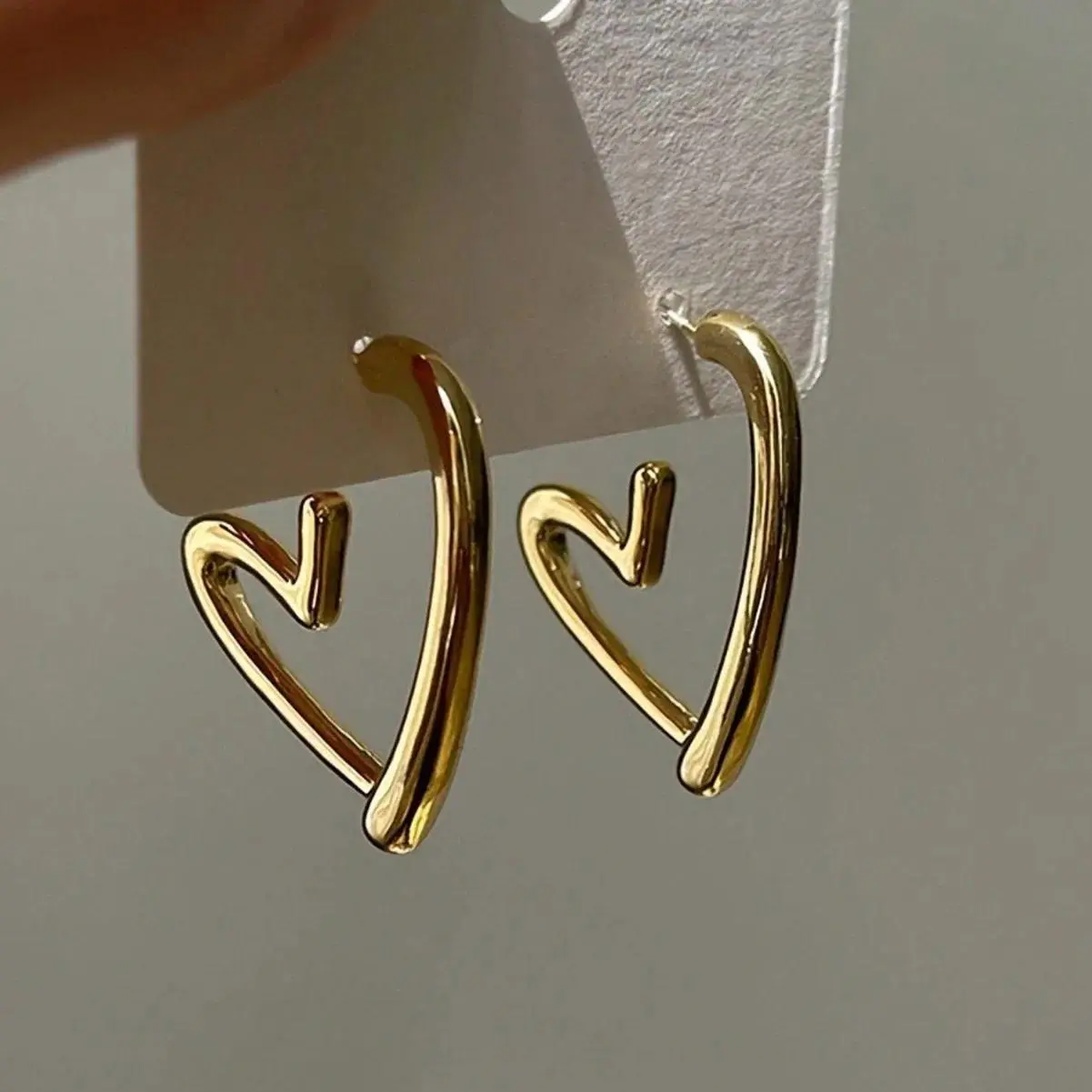 A Pair Unique Simple Gold Color Hollow Out Peach Heart Earrings for Women Fashion Individuation Paty Jewelry Gifts Daily Wear