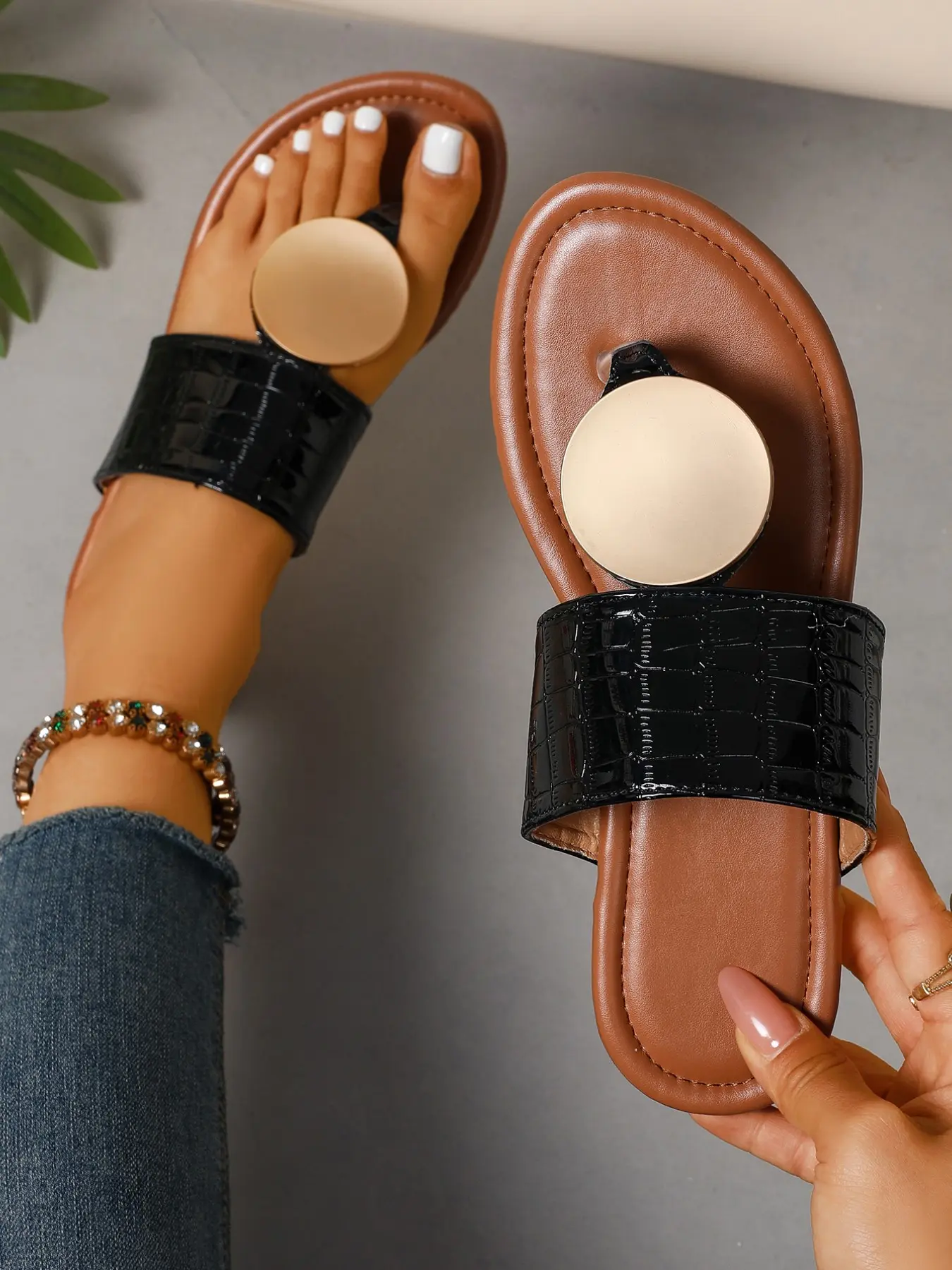 2026 Summer New Crocodile Pattern Sandals for Women, Metal Round Buckle Decor, Flat Sole, Anti-Slip, Casual Beach Shoes, European Style