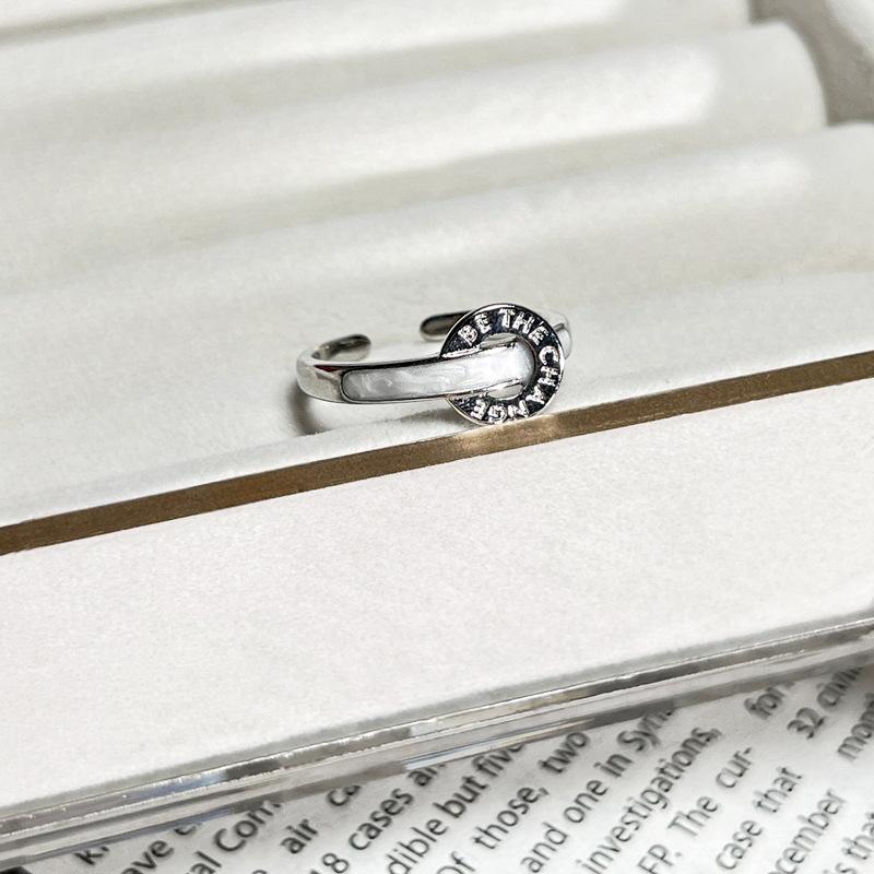 Fashionable vintage-style sweet and cool white enamel butterfly and Saturn fashion ring for women, niche minimalist geometric personalized ring gift