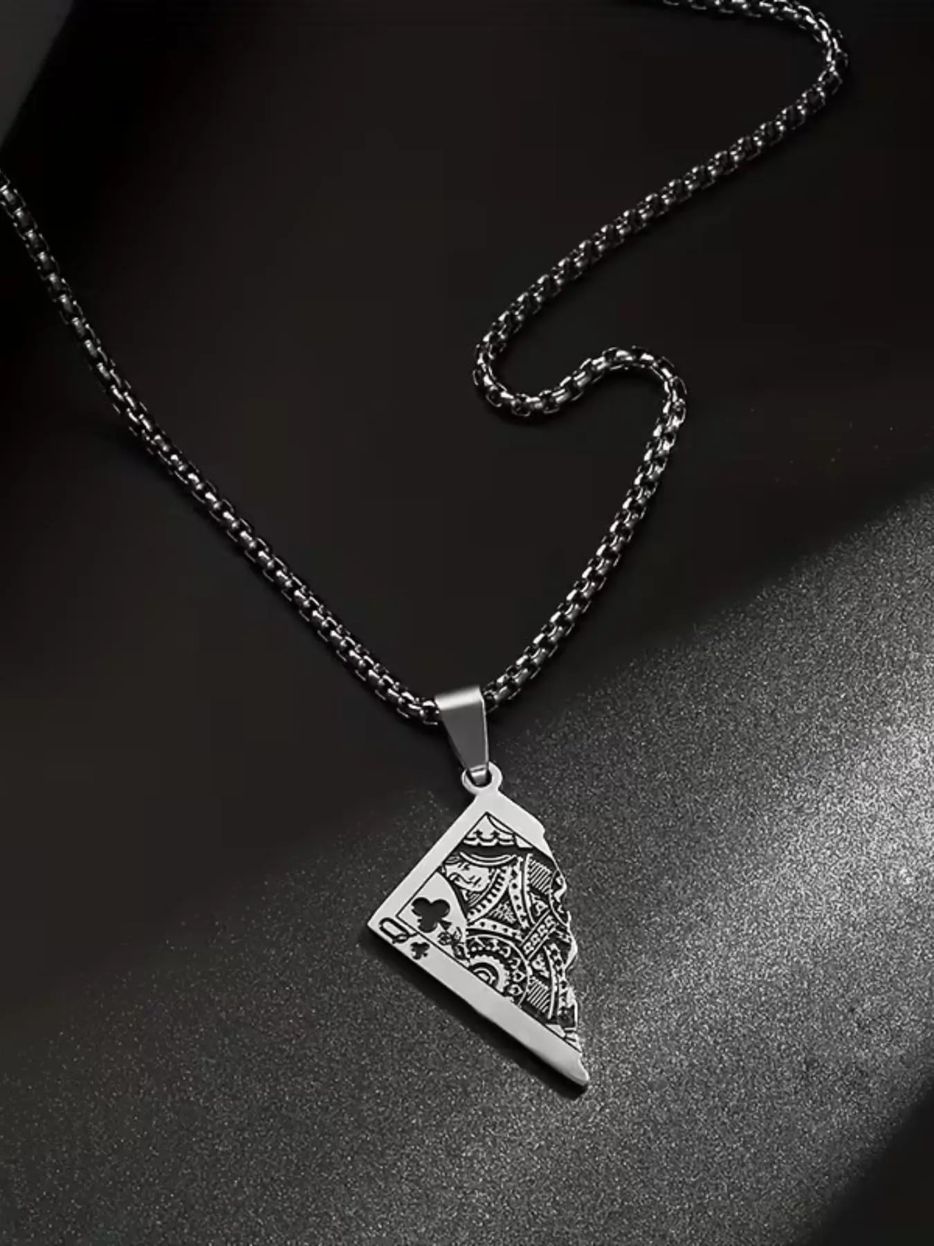 Punk Stainless Steel Half Poker King Tag Pendant Necklace, Unisex Lucky Spade Heart Jewelry Gift, Men's and Women's Fashion Accessory