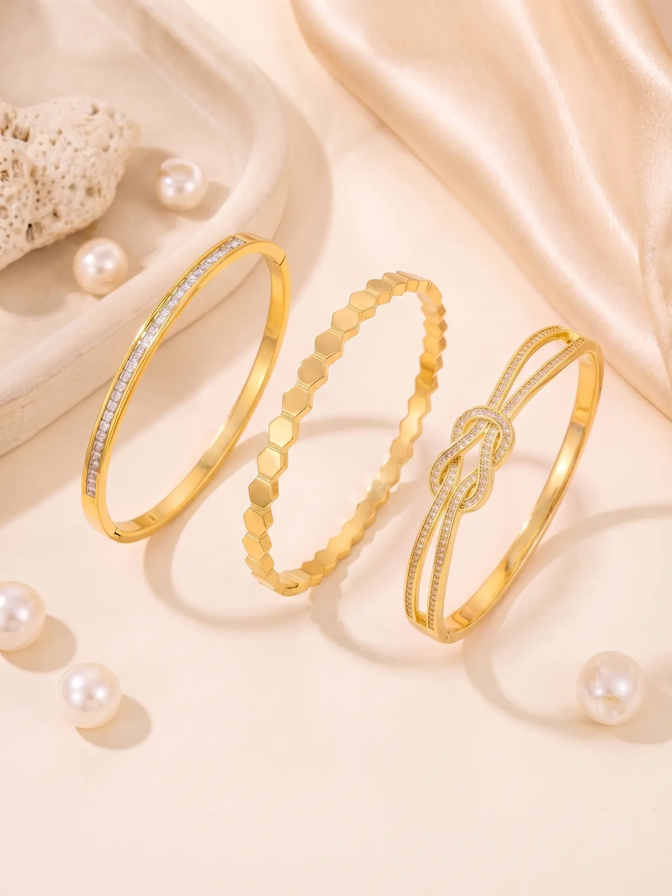 A variety of trendy bracelets from internet celebrities have been released, with a high-end and versatile texture that doesn't have to be picky. They are simple to wear alone and stand out when layered, unlocking a variety of fashionable dressing styles