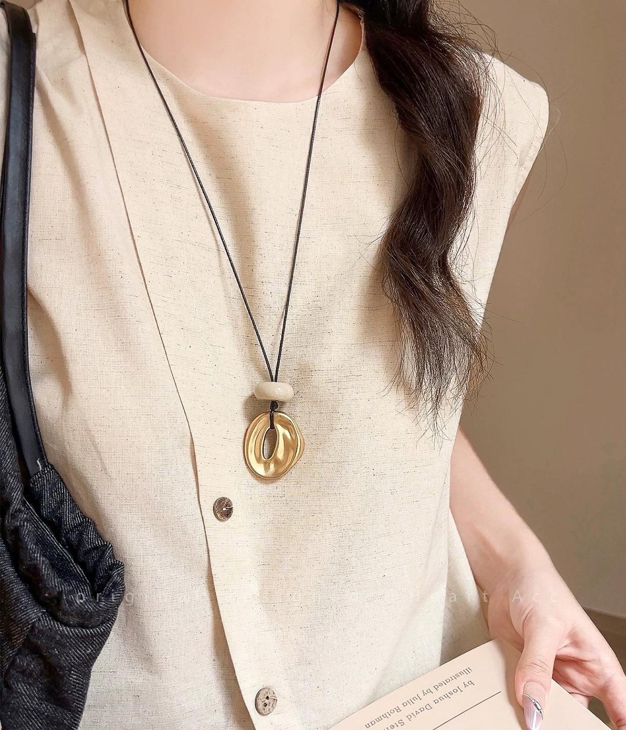 Korean InS-style simple irregular circle pendant long necklace, a niche design for women, versatile sweater chain necklace