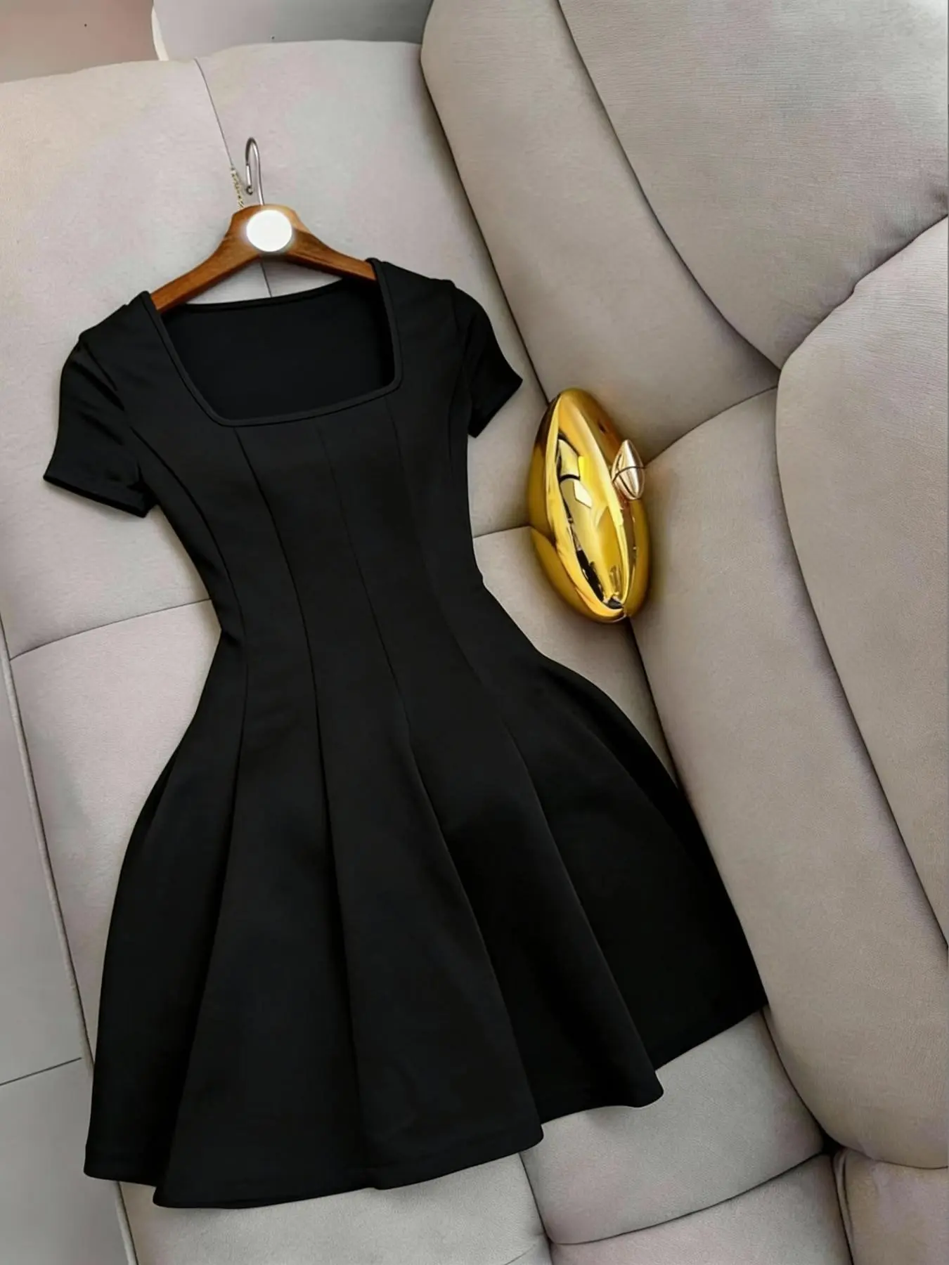 Black Square-Neck Short-Sleeve Dress Featuring An Elegant, Chic, Formal, Office-Ready Style Designed With Waist-Defining Stitching And A Voluminous A-Line Skirt—Suitable For Both The Workplace And Casual Everyday Daily Wear