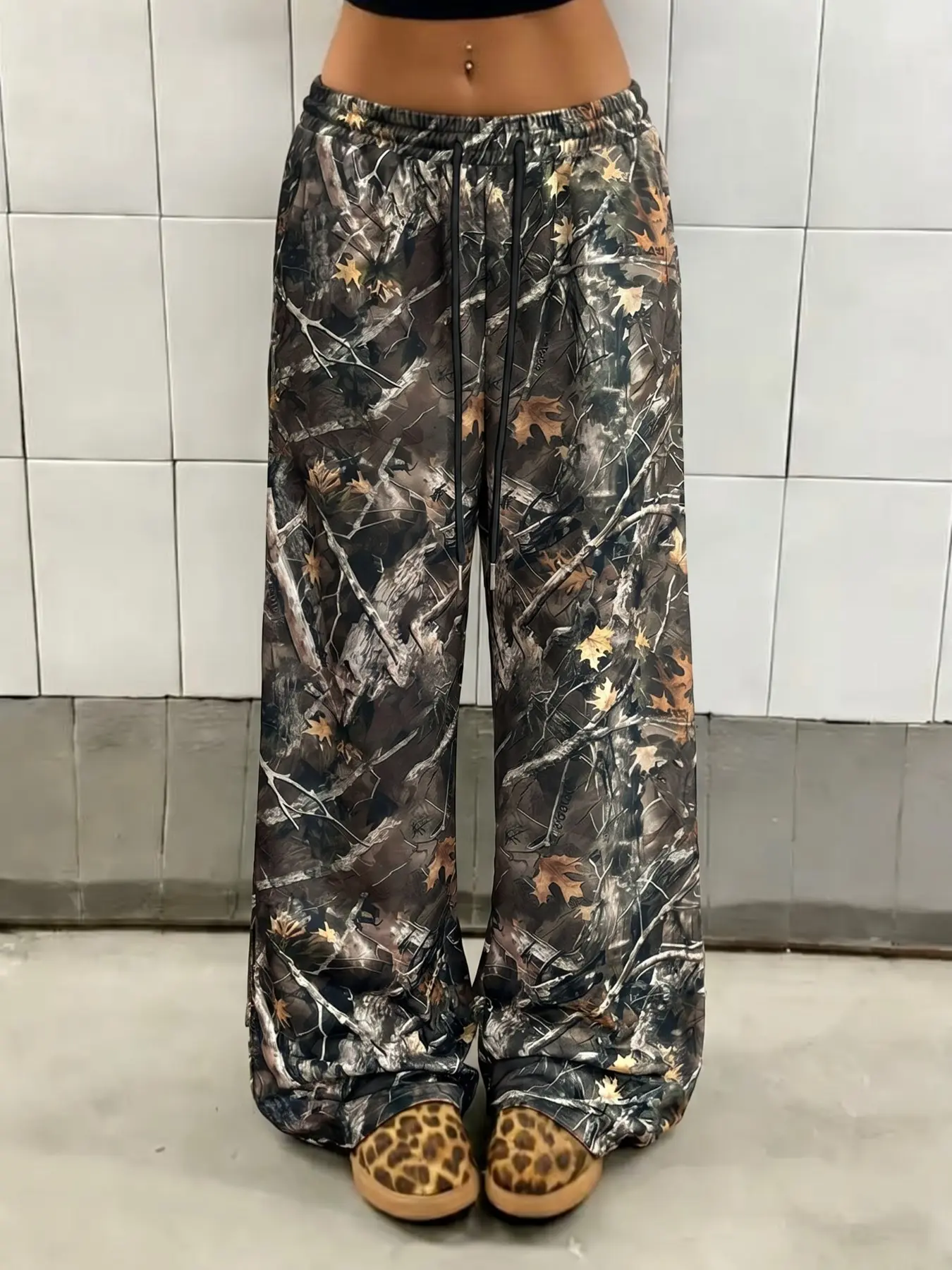 LightweightBreathablePolyesterTreeLeafCamouflageFabricElasticDrawstringHighWaistBaggyWideLegPantsStreetwearDailyHikingVacationShoppingWeekendOutdoorY2KGrungeFashionLooseFitFloorLengthTrousersAllSeasonVersatileCasualBottomTrendyEverydayHipHopWideLegPants