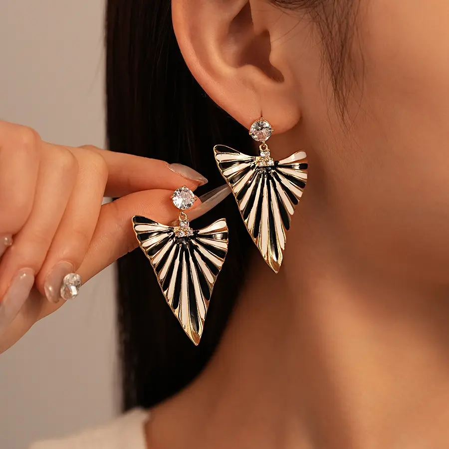 Vintage Triangle Zircon Drop Earrings for Women, Elegant Oil Drop Crystal Stud Earrings with 925 Sterling Silver Needle, Minimalist Retro Geometric Jewelry, Unique High-End Statement Earrings for Daily Wear, Party, Date Night and Gift for Her