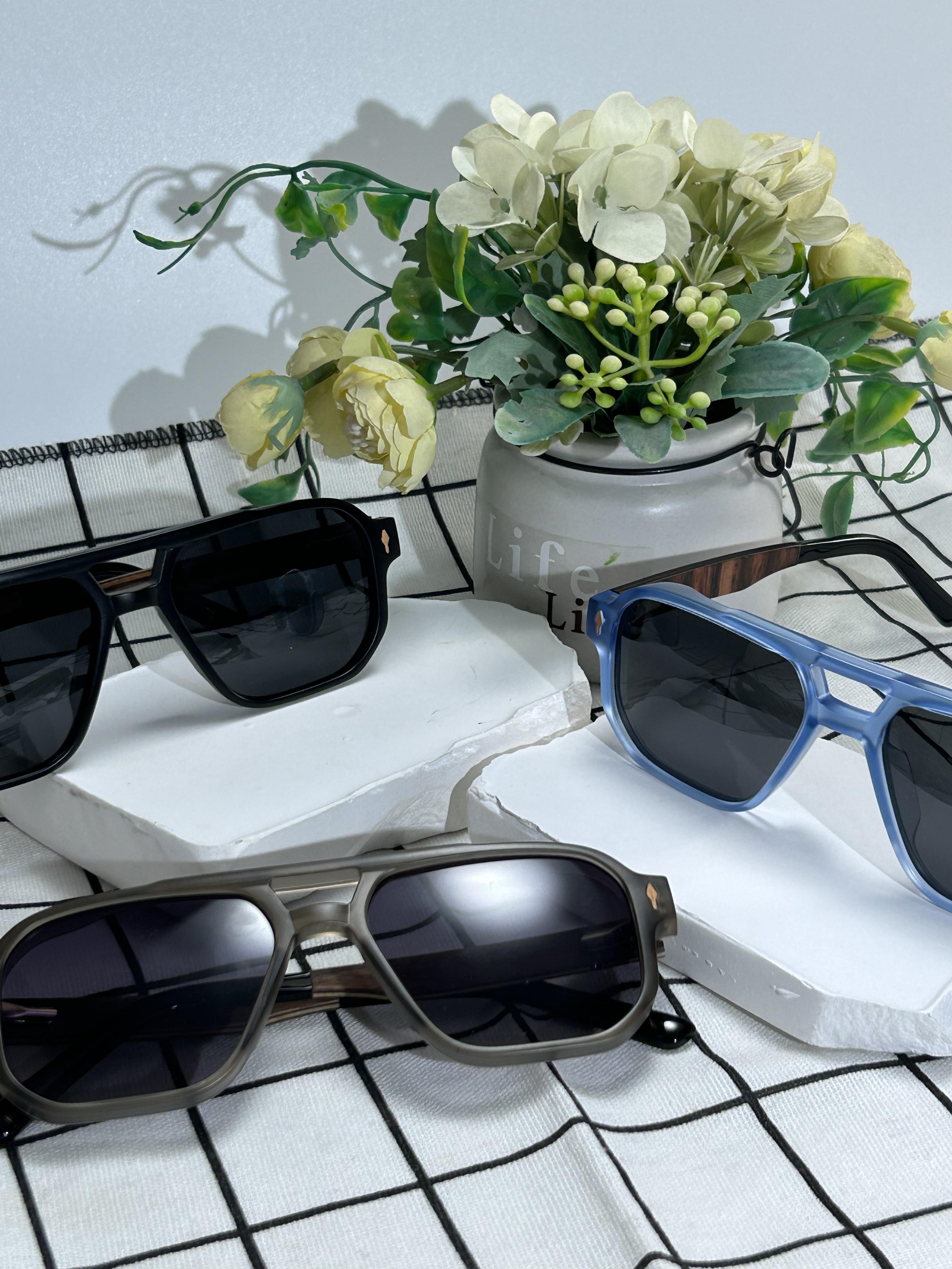 CATERSIDE 1 pair of packaged, non-clip-on spring hinge trendy casual sunglasses with solid wood temple and flat double bridge in 3 colors to choose from. Studio props/island vacation/city stroll/coffee shop check-in/Outdoor picnic