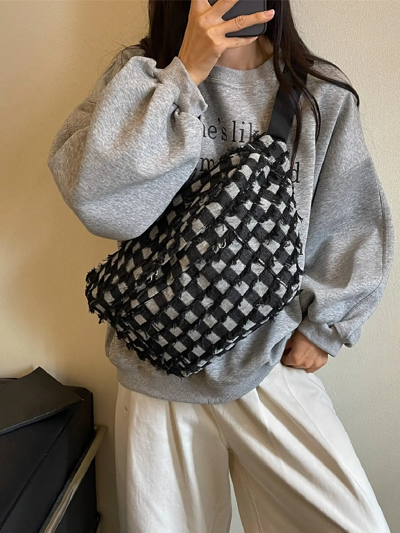 Checkered fringed women's large capacity zipper chest bag, fashionable and casual street waist bag, shoulder bag, crossbody bag.