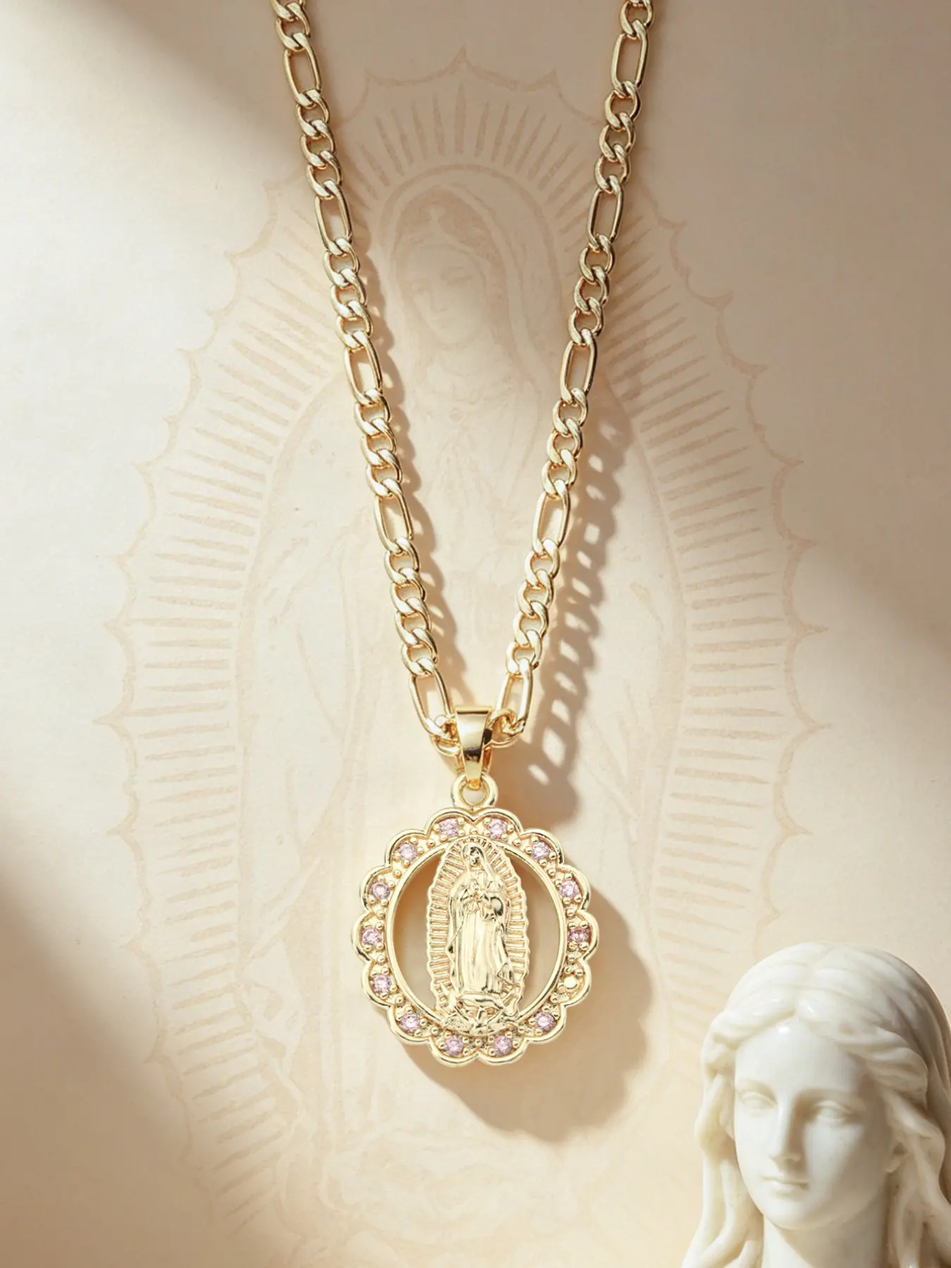 1 Piece Classic Guadalupe Virgin Mary Hollowed-Out Round Pendant Necklace For Ladies, With A Wavy Round Frame Set With Zircon, An Exquisite Religious Necklace, A Gift For The 15Th Birthday Coronation Ceremony, And Versatile Women's Jewelry.