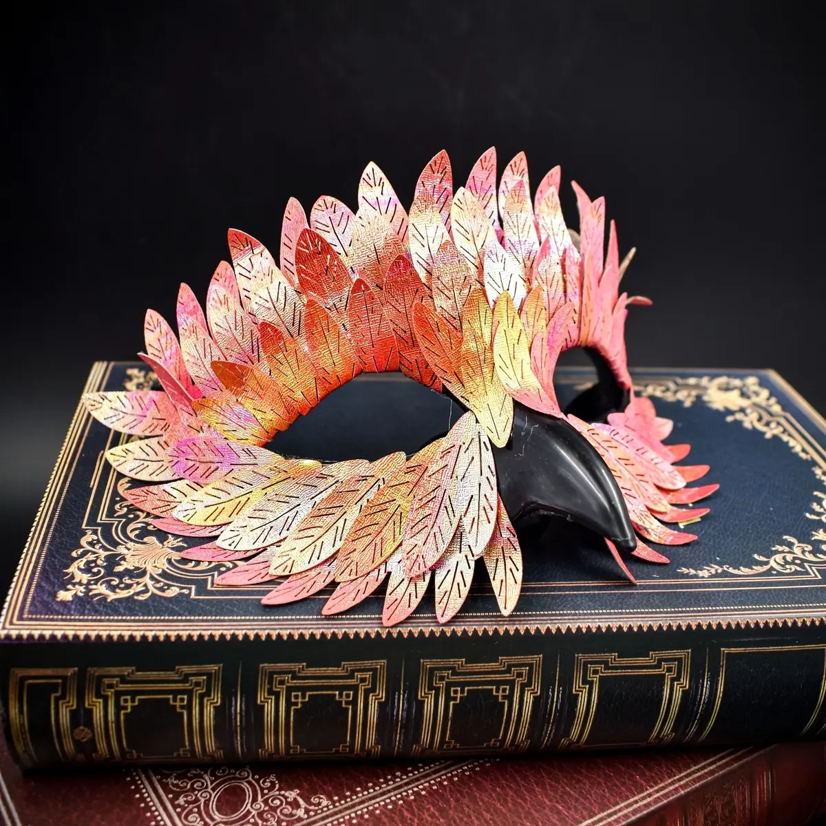 1-Piece PU Beak Feather Masquerade Mask, Multi-Color Iridescent Face Shield, Halloween Party & Stage Performance Dress-Up Prop