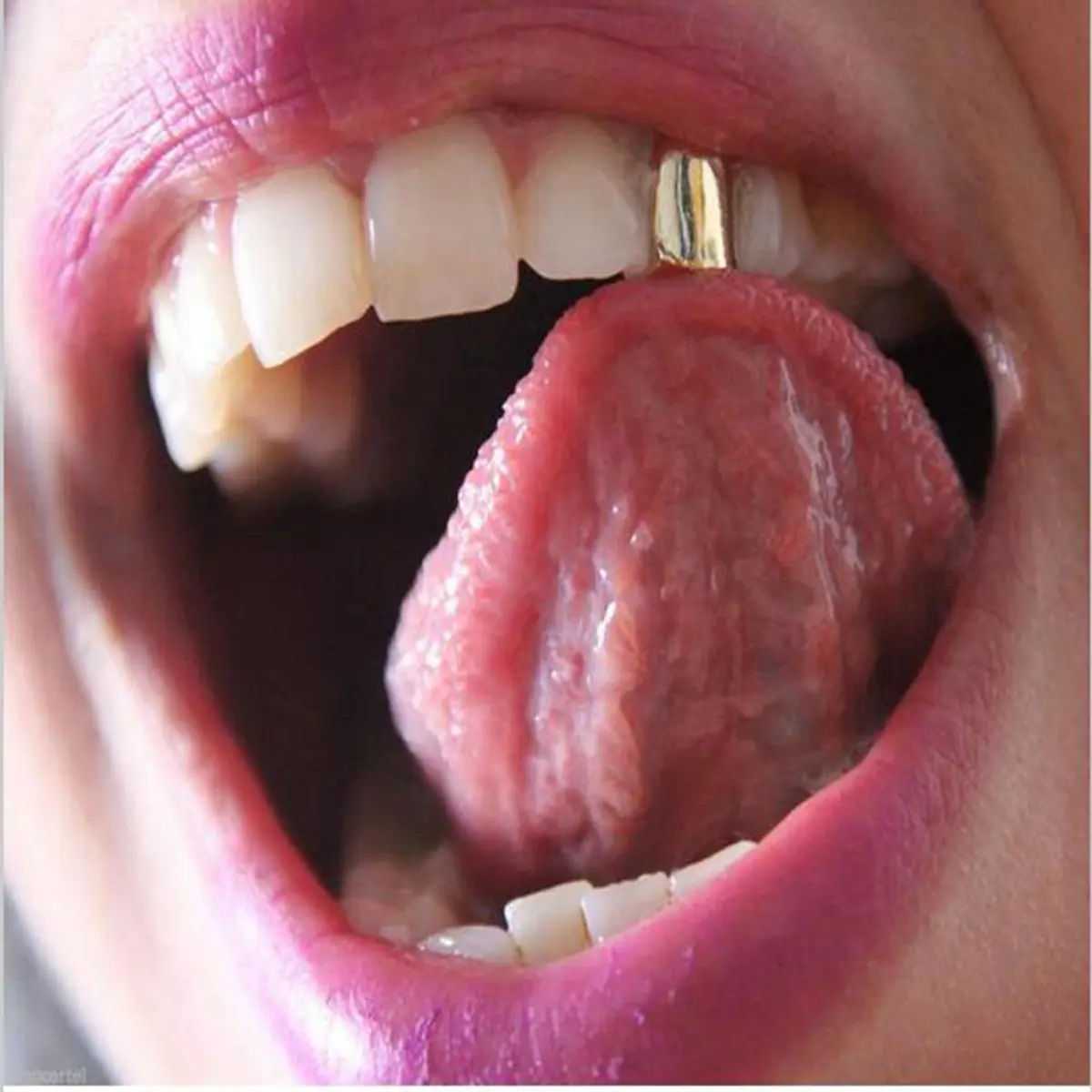 Gold Tone Single Tooth Grillz, Hip Hop Style Teeth Accessory for Men and Women, Fashion Costume Jewelry for Parties, Performances and Photo Props