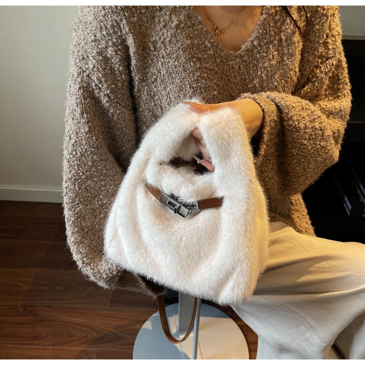 New Winter Faux Fur Top Handle Bag Korean Fashion Crossbody Bucket Bag for Women Comfortable and Versatile Texture Shoudler Bag
