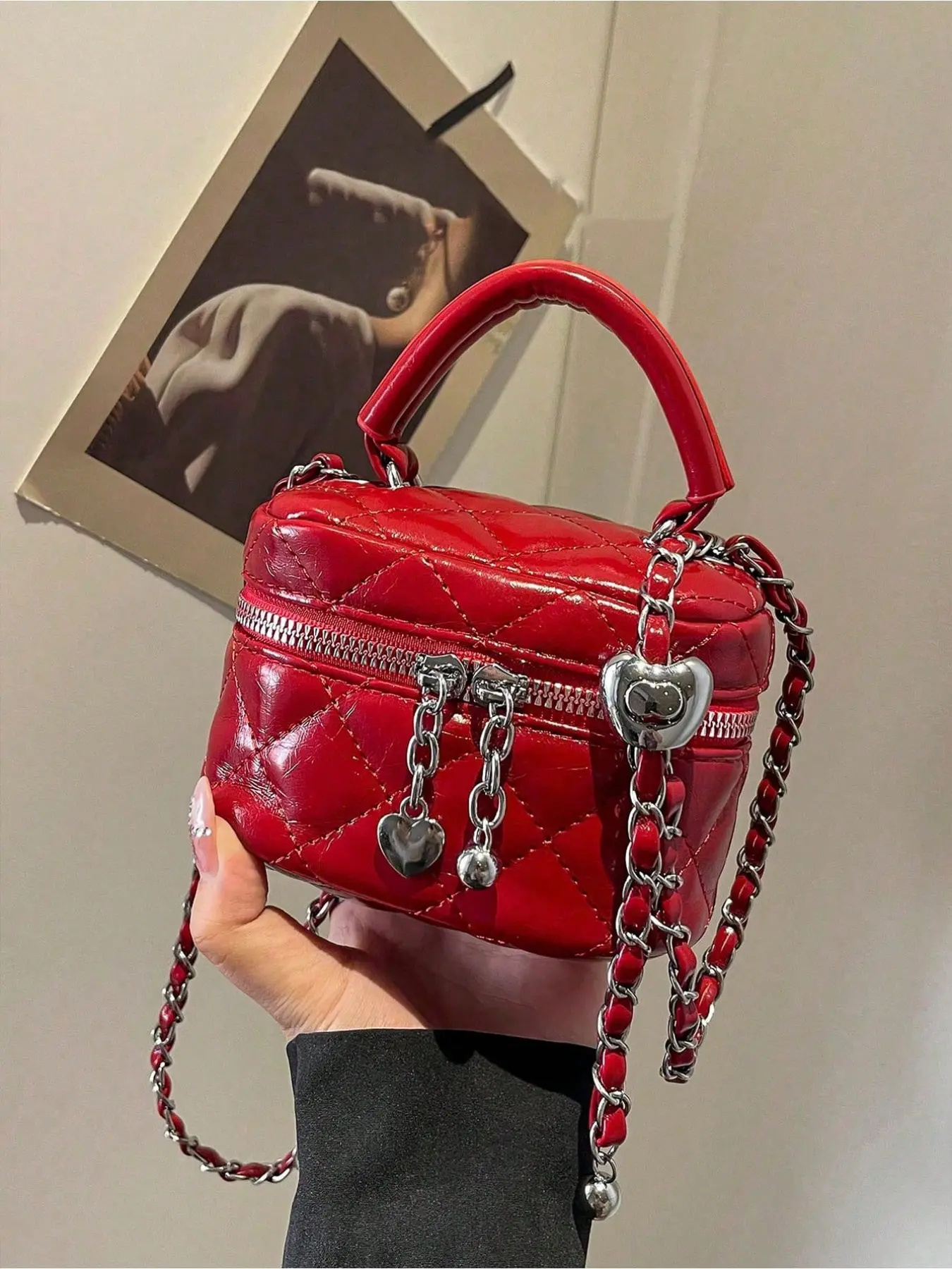 Women's mini handbag/crossbody bag, glossy PU leather quilted wallet, heart-shaped pendant chain shoulder bag, stylish Y2K style handbag, compact and portable, can hold cards, keys and lipstick, the perfect gift for her.