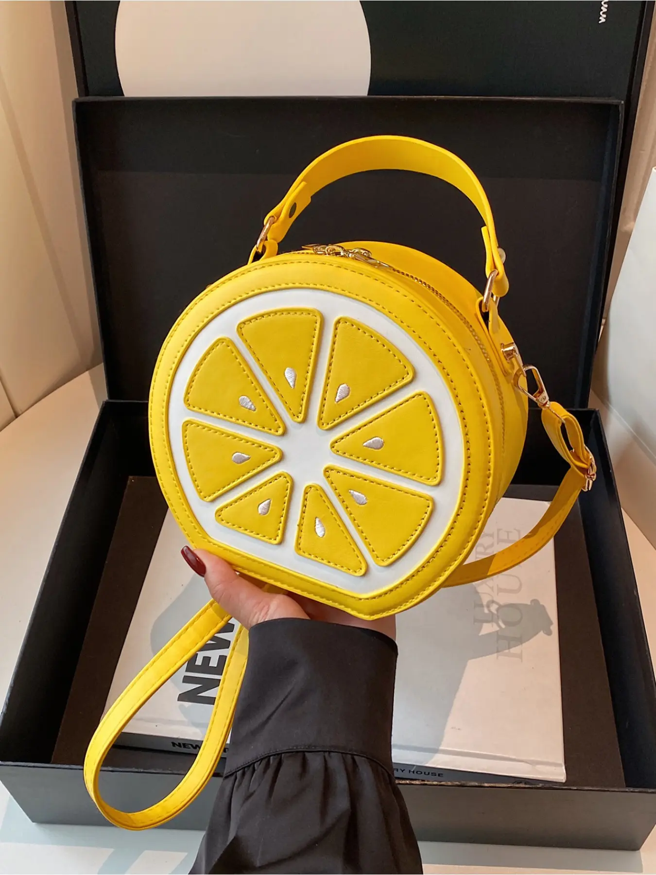 New Creative Orange Slice Shaped Small Round Crossbody Bag Cute Fruit Style Shoulder Handbag for Women Casual All Match Mini Bag for Girls Daily Travel Shopping Outdoor Casual Fashion Bag