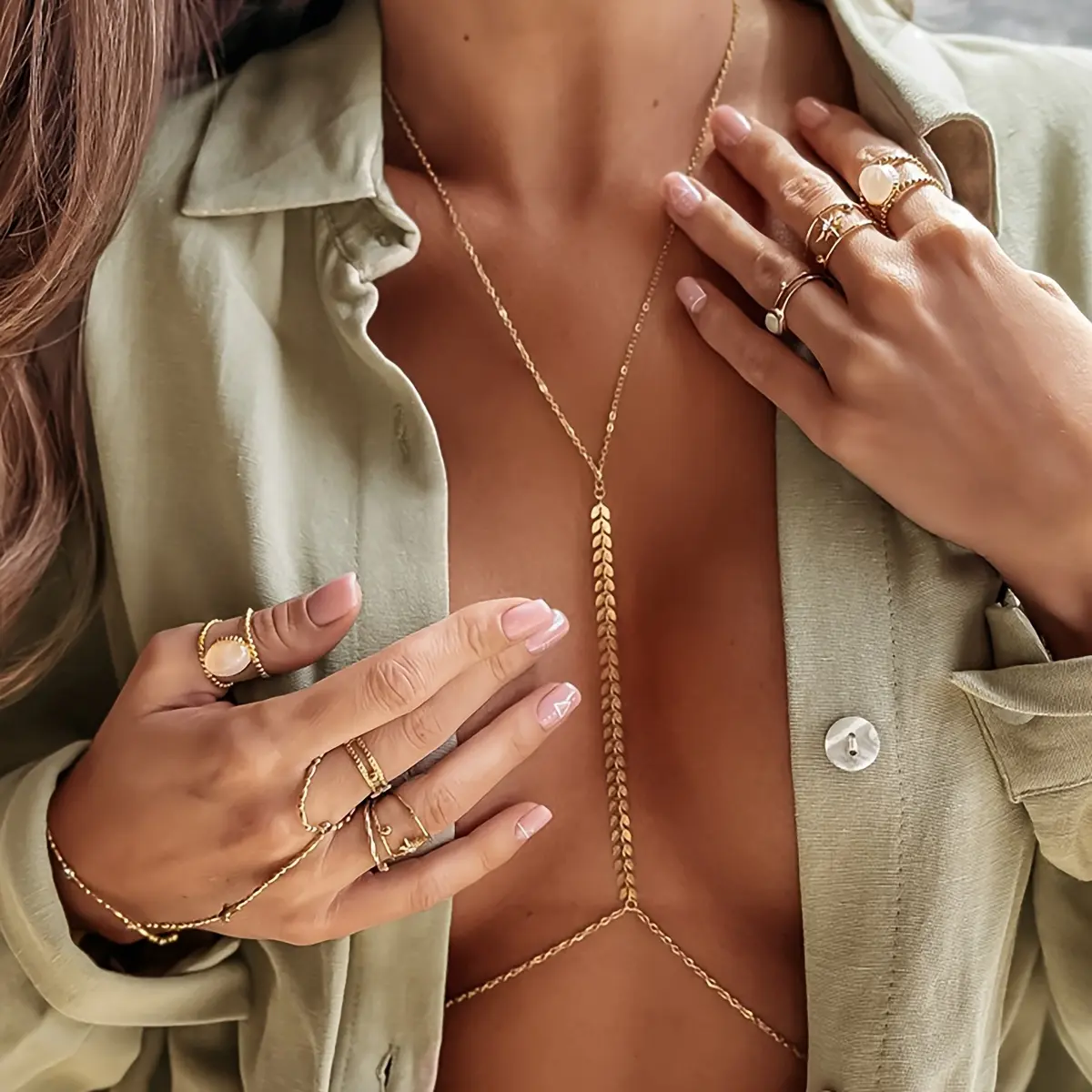 A women's sexy body chain necklace, back chain, chest chain jewelry, suitable for beach wear, body chain jewelry decoration