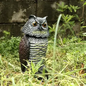 Simulated rotating head owl-shaped fake animal for garden and courtyard, outdoor bird repelling sculpture, bird repelling and pest prevention device