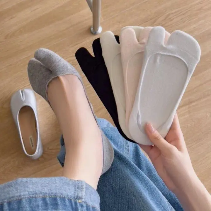 Summer Women Two‑Finger Tabi Socks, Thin Breathable Cotton Low‑Cut Invisible Boat Socks, Non‑Slip Comfortable Split‑Toe Socks for Sandals, Flats & Daily Outfits