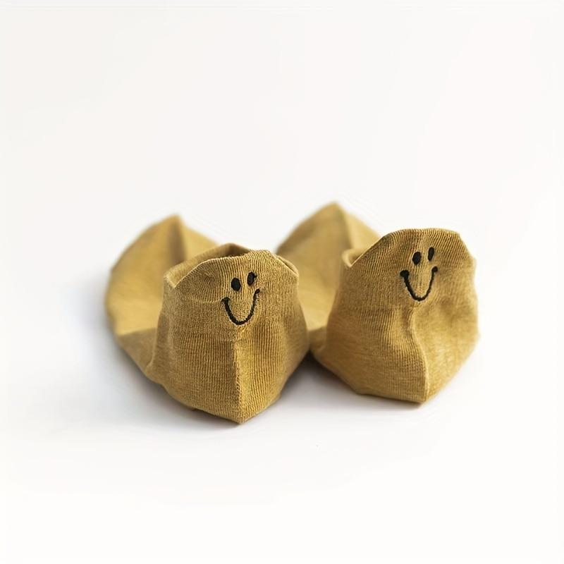 [1 random gift]Including socks, small accessories, wristbands, etc.