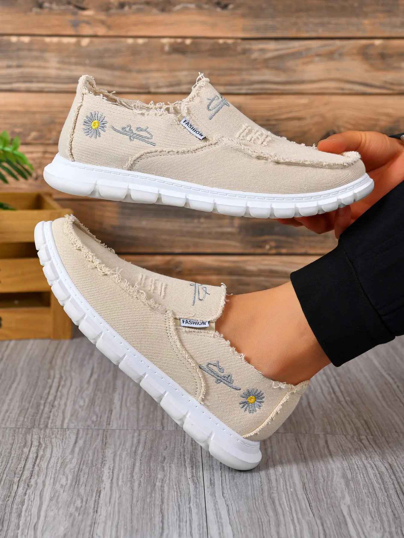 Men's Daisy Embroidery Fringe Trim Canvas Slip On Loafers, Fashion Flat Casual Walking Shoes for Daily Shopping, Outdoor Strolls & Everyday Casual Outfits