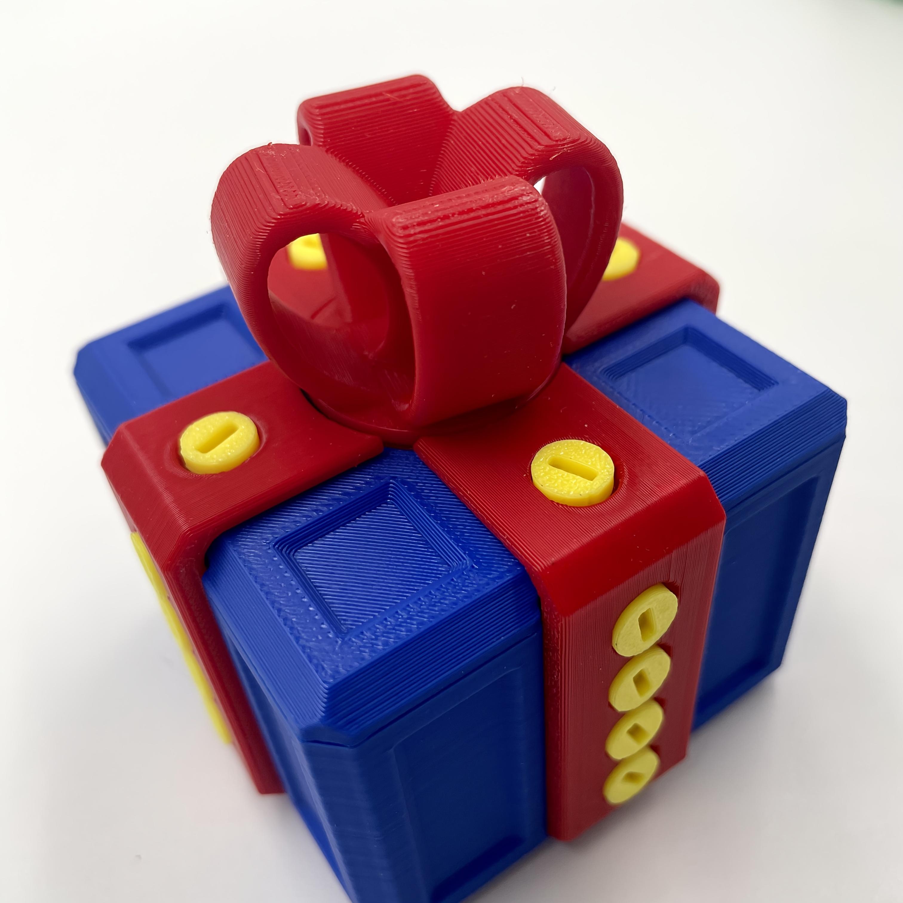 3D Annoyingly Fun Gift Box with Plastic Screws - Interactive Geometric Puzzle Novelty Gag Gift for Christmas, Birthdays, Valentine's Day - Durable Plastic Money Card Container for Ages 14+, Prank Item | Humorous Design | Screwtop Container, Christmas